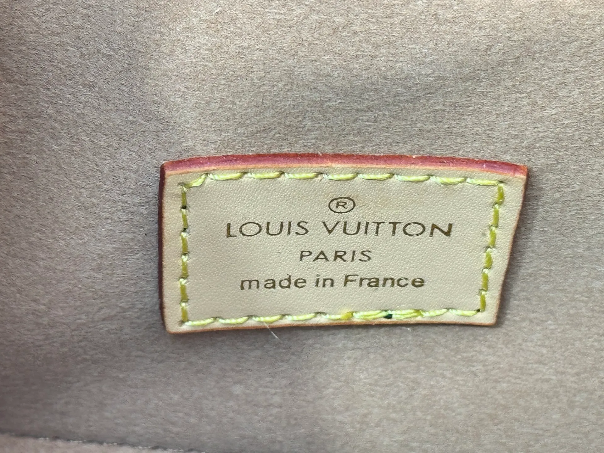 P240 Upgraded original M47117 old flower yellow flower This AROUND ME handbag, this Around Me handbag is made of Monogram coated canvas, interpreting the inspiration of the brand's LV Circle logo. The logo was created in the 1920s and is active in Louis Vuitton stores and advertising. This sleek handbag debuts on the 2024 spring and summer show, with an integrated handle creating a simple and elegant appearance. Exquisite configuration releases trendy style. 22.5×21×7cm