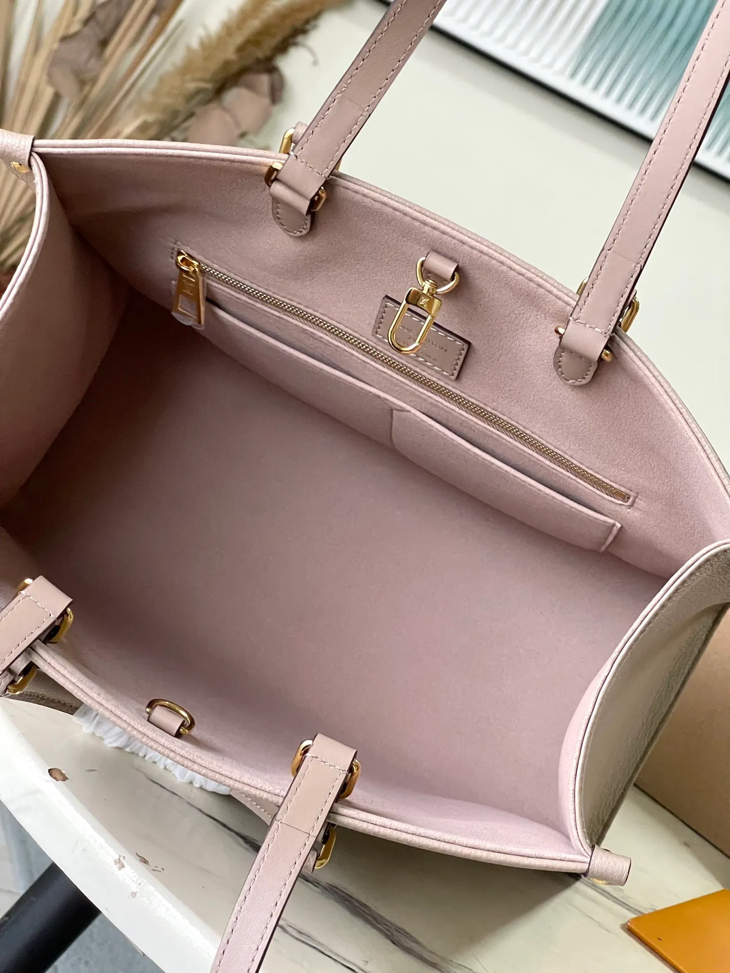 💰1120 (top layer leather) top original order M45494. Support counter inspection. Photos taken of duty-free goods are consistent with the product without unpacking. This product is an exclusive duty-free product in the market and is the highest-end product. Inspection is supported. This product has passed strict inspection and is flawless. Please wear gloves when touching the product. This product is not returnable or exchangeable. Please confirm the product first and then remove the label on the handle. This product is temporarily not open to the public, only regular customers, and is in short supply. Dimensions: 35 x 27 x 14 cm