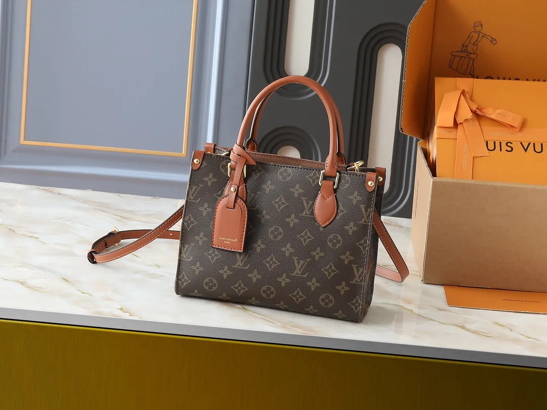💰220💰Upgraded original M14235 M45659 M46373 M44571 This Organizer handbag is from the OnTheGo series and is made of Monogram canvas with leather handles and name tags. The spacious interior can accommodate laptops and notepads, and multiple pockets allow for organized storage, making it a great companion for urban life. Dimensions: 25.0 x 19.0 x 11.5 cm (length x height x width)