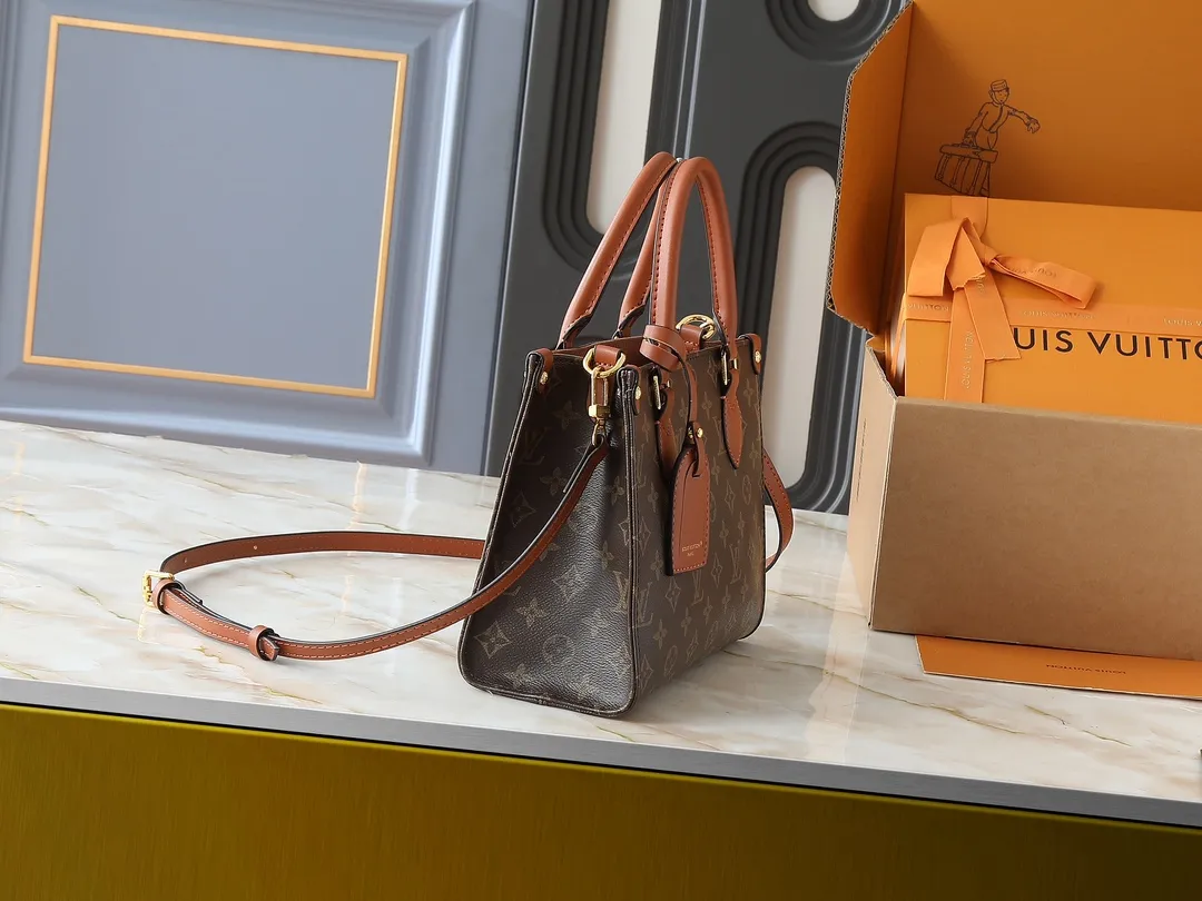 💰220💰Upgraded original M14235 M45659 M46373 M44571 This Organizer handbag is from the OnTheGo series and is made of Monogram canvas with leather handles and name tags. The spacious interior can accommodate laptops and notepads, and multiple pockets allow for organized storage, making it a great companion for urban life. Dimensions: 25.0 x 19.0 x 11.5 cm (length x height x width)