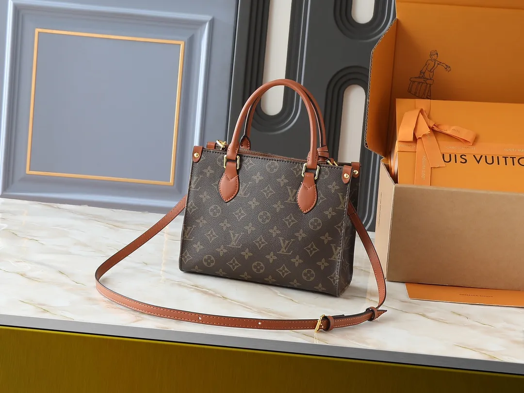 💰220💰Upgraded original M14235 M45659 M46373 M44571 This Organizer handbag is from the OnTheGo series and is made of Monogram canvas with leather handles and name tags. The spacious interior can accommodate laptops and notepads, and multiple pockets allow for organized storage, making it a great companion for urban life. Dimensions: 25.0 x 19.0 x 11.5 cm (length x height x width)