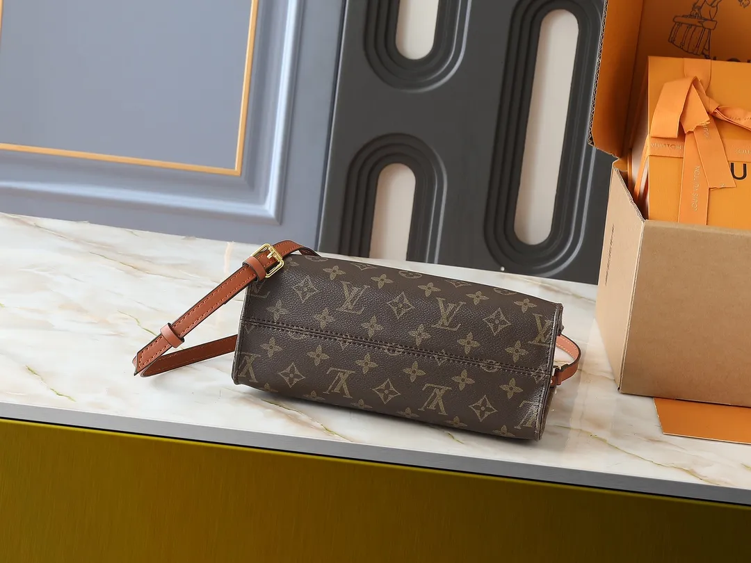 💰220💰Upgraded original M14235 M45659 M46373 M44571 This Organizer handbag is from the OnTheGo series and is made of Monogram canvas with leather handles and name tags. The spacious interior can accommodate laptops and notepads, and multiple pockets allow for organized storage, making it a great companion for urban life. Dimensions: 25.0 x 19.0 x 11.5 cm (length x height x width)