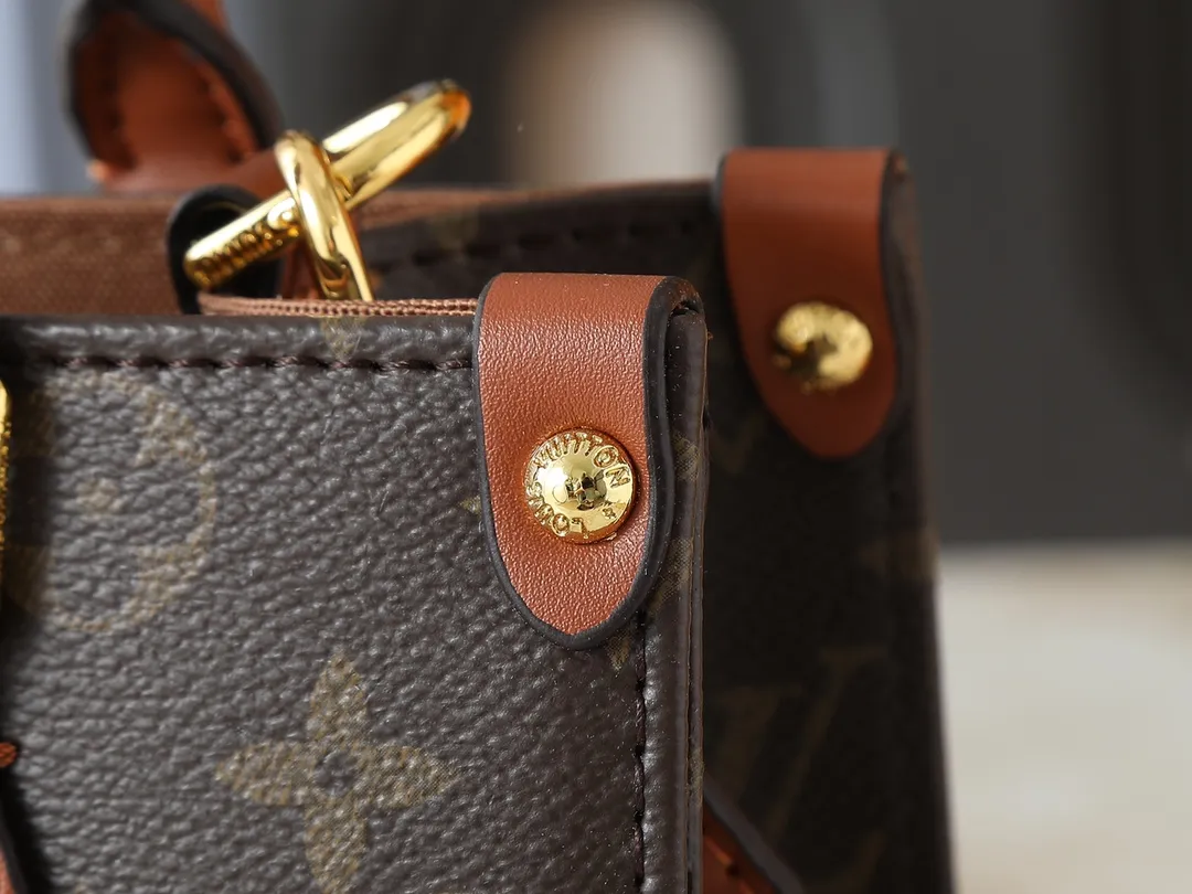 💰220💰Upgraded original M14235 M45659 M46373 M44571 This Organizer handbag is from the OnTheGo series and is made of Monogram canvas with leather handles and name tags. The spacious interior can accommodate laptops and notepads, and multiple pockets allow for organized storage, making it a great companion for urban life. Dimensions: 25.0 x 19.0 x 11.5 cm (length x height x width)