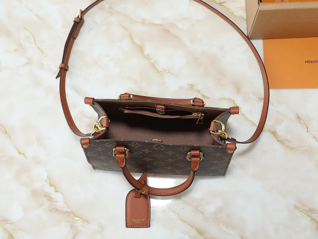 💰220💰Upgraded original M14235 M45659 M46373 M44571 This Organizer handbag is from the OnTheGo series and is made of Monogram canvas with leather handles and name tags. The spacious interior can accommodate laptops and notepads, and multiple pockets allow for organized storage, making it a great companion for urban life. Dimensions: 25.0 x 19.0 x 11.5 cm (length x height x width)