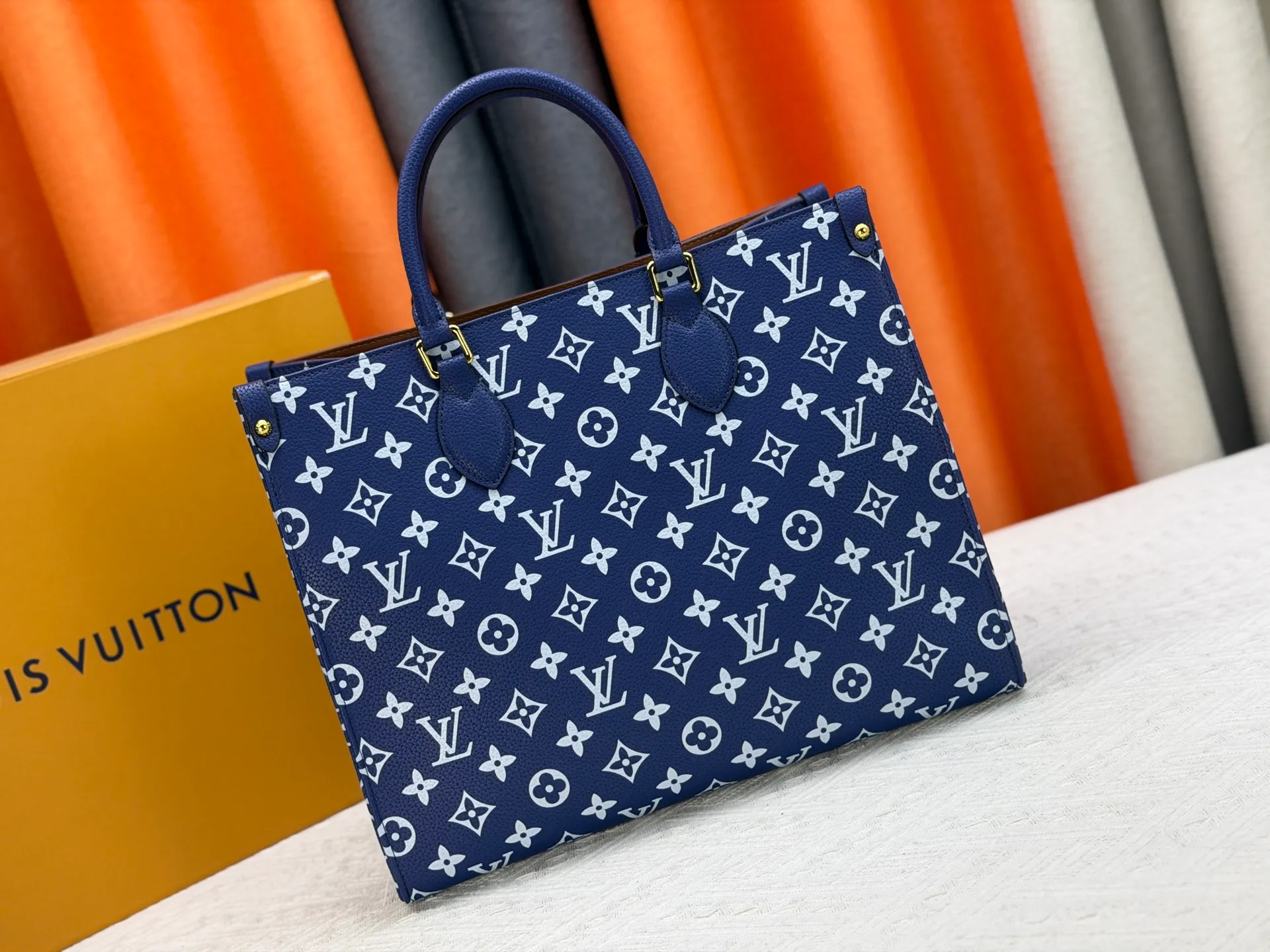 P280 Upgraded original version (latest color) M10303 M45495 M45039 M45321 M44571 This OnTheGo medium Tote bag is printed and dyed with the Medium Monogram pattern and then embossed on the soft grained cow leather. Its ample interior can accommodate a laptop and other office supplies, and the long and short handles are easy to carry or carry on the shoulder. Dimensions: 35.0 x 27.0 x 14.0 cm
