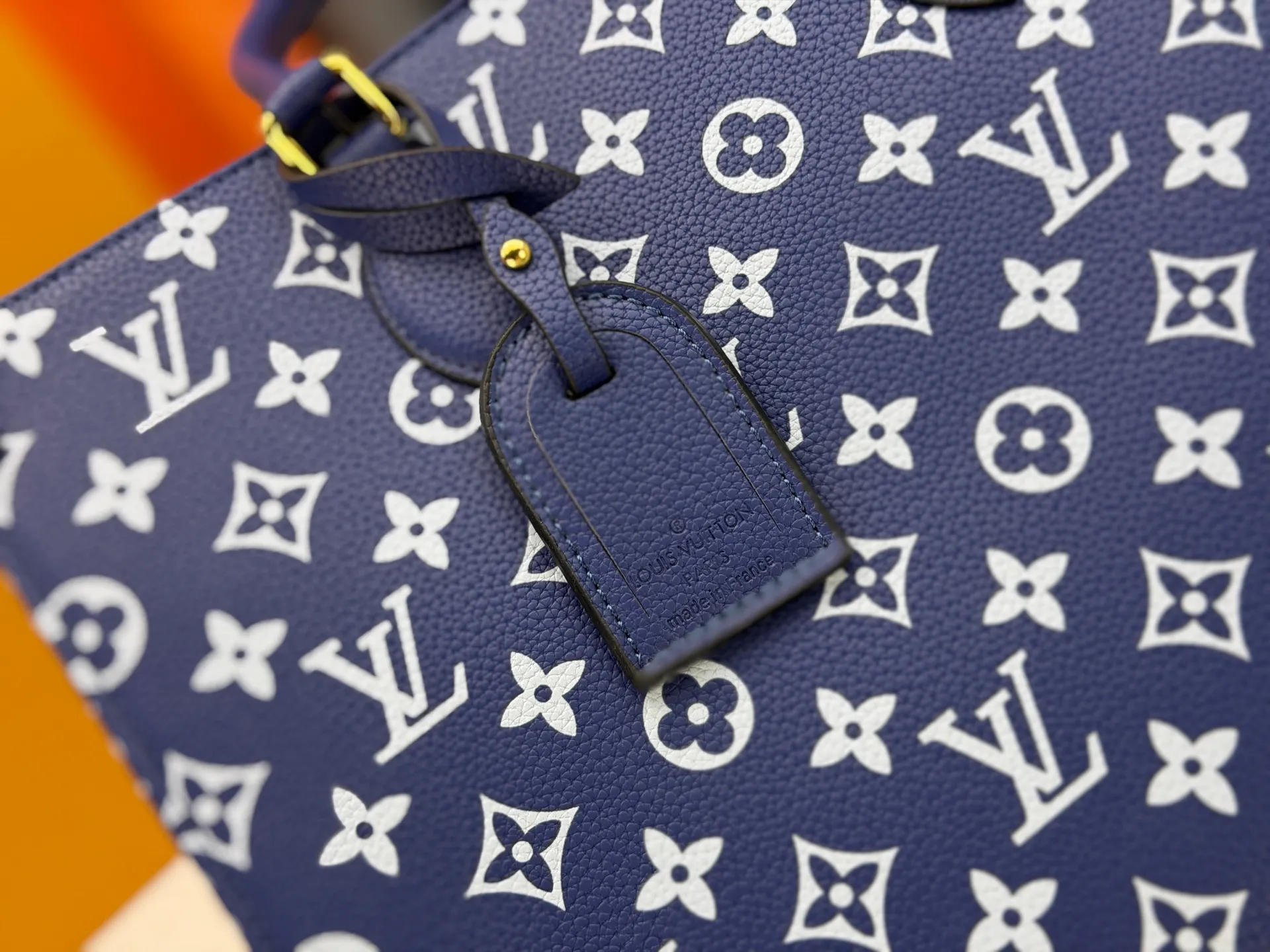 P280 Upgraded original version (latest color) M10303 M45495 M45039 M45321 M44571 This OnTheGo medium Tote bag is printed and dyed with the Medium Monogram pattern and then embossed on the soft grained cow leather. Its ample interior can accommodate a laptop and other office supplies, and the long and short handles are easy to carry or carry on the shoulder. Dimensions: 35.0 x 27.0 x 14.0 cm