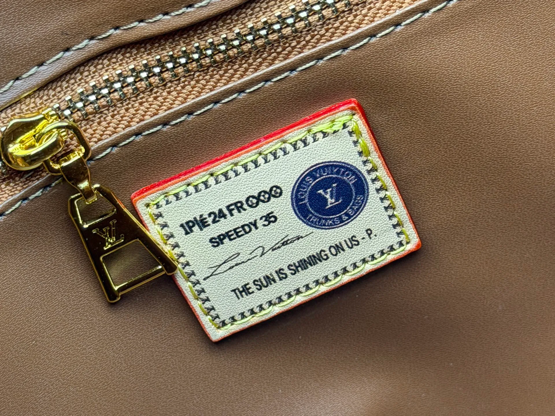 P280 Upgraded original version (latest color) M10303 M45495 M45039 M45321 M44571 This OnTheGo medium Tote bag is printed and dyed with the Medium Monogram pattern and then embossed on the soft grained cow leather. Its ample interior can accommodate a laptop and other office supplies, and the long and short handles are easy to carry or carry on the shoulder. Dimensions: 35.0 x 27.0 x 14.0 cm