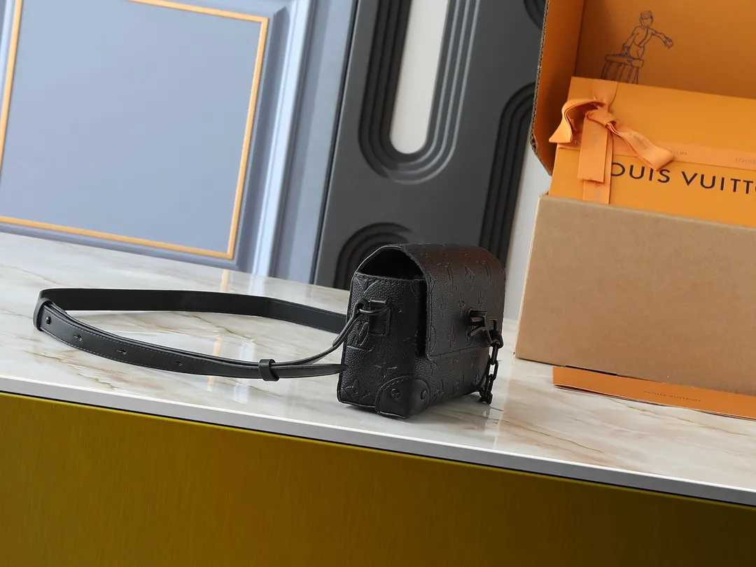 💰240💰Upgraded from the original M81746 M82917 M82916 M82918 M83613 M40674 This Steamer mini handbag is made of bright Taurillon leather and tells the inspiration of the brand's traditional Steamer hard case. A signature pin and chain add a classic touch, while an interior zip pocket and magnetic closure ensure secure storage. Dimensions: 18.0 x 11.0 x 6.5 cm (length x height x width)