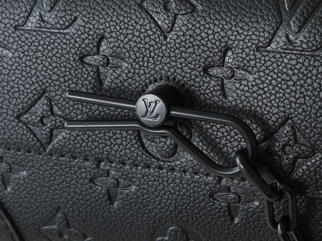 💰240💰Upgraded from the original M81746 M82917 M82916 M82918 M83613 M40674 This Steamer mini handbag is made of bright Taurillon leather and tells the inspiration of the brand's traditional Steamer hard case. A signature pin and chain add a classic touch, while an interior zip pocket and magnetic closure ensure secure storage. Dimensions: 18.0 x 11.0 x 6.5 cm (length x height x width)