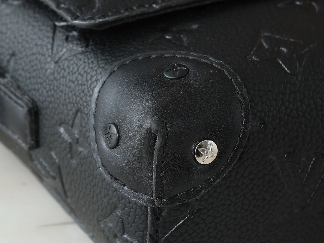💰240💰Upgraded from the original M81746 M82917 M82916 M82918 M83613 M40674 This Steamer mini handbag is made of bright Taurillon leather and tells the inspiration of the brand's traditional Steamer hard case. A signature pin and chain add a classic touch, while an interior zip pocket and magnetic closure ensure secure storage. Dimensions: 18.0 x 11.0 x 6.5 cm (length x height x width)