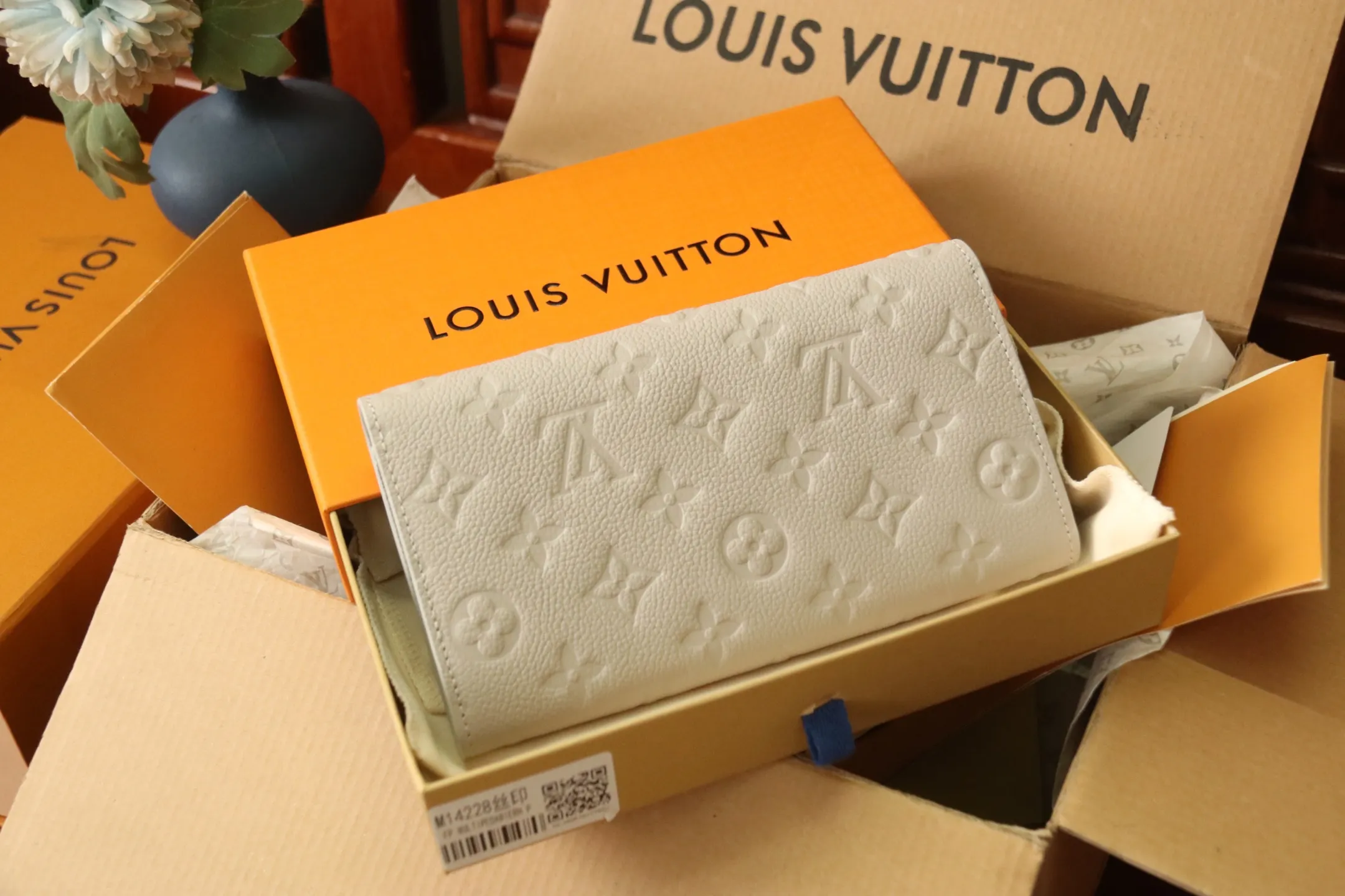 M13463 Gray 🌟 "Portefeuille Sara Metis" in P600 leather. The flaps are decorated with golden S-lock style buttons inspired by Louis Vuitton’s traditional trunks that symbolize “Métis”. It features an elegant rectangular shape and multiple pockets, as well as a spacious interior with compartments and card slots.  19 x 11 x 3cm