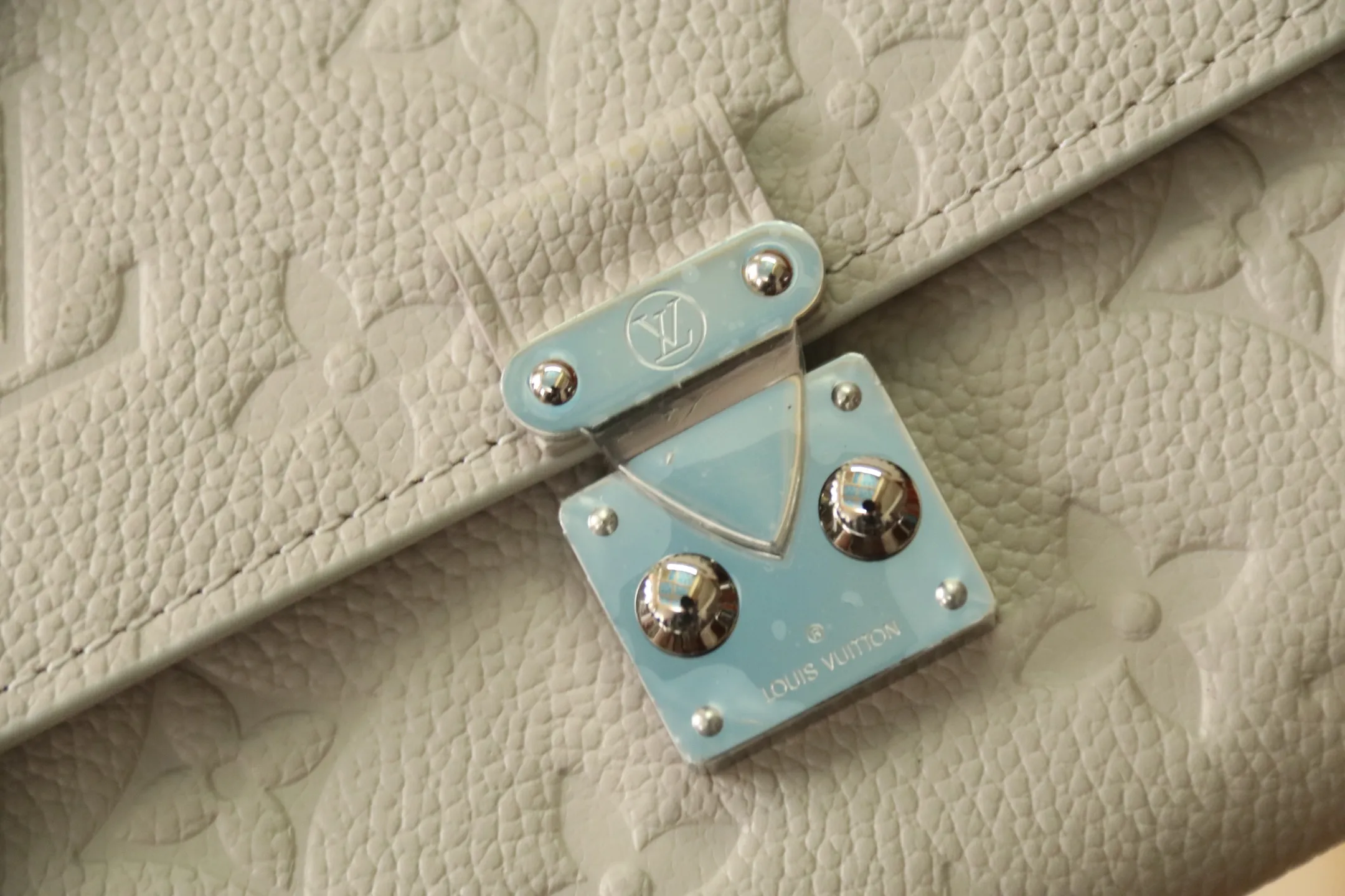 M13463 Gray 🌟 "Portefeuille Sara Metis" in P600 leather. The flaps are decorated with golden S-lock style buttons inspired by Louis Vuitton’s traditional trunks that symbolize “Métis”. It features an elegant rectangular shape and multiple pockets, as well as a spacious interior with compartments and card slots.  19 x 11 x 3cm