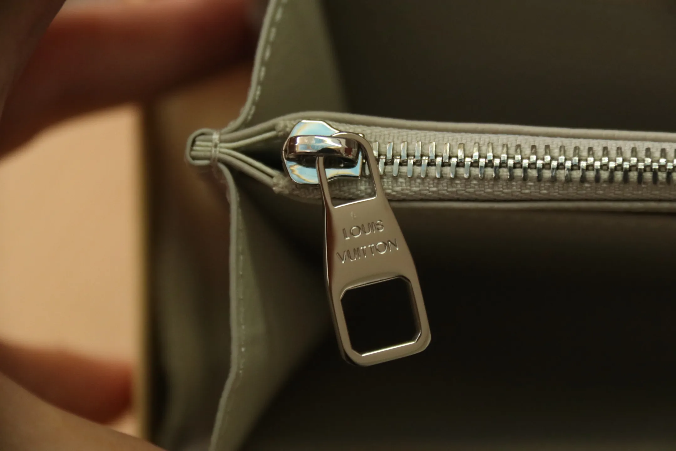 M13463 Gray 🌟 "Portefeuille Sara Metis" in P600 leather. The flaps are decorated with golden S-lock style buttons inspired by Louis Vuitton’s traditional trunks that symbolize “Métis”. It features an elegant rectangular shape and multiple pockets, as well as a spacious interior with compartments and card slots.  19 x 11 x 3cm