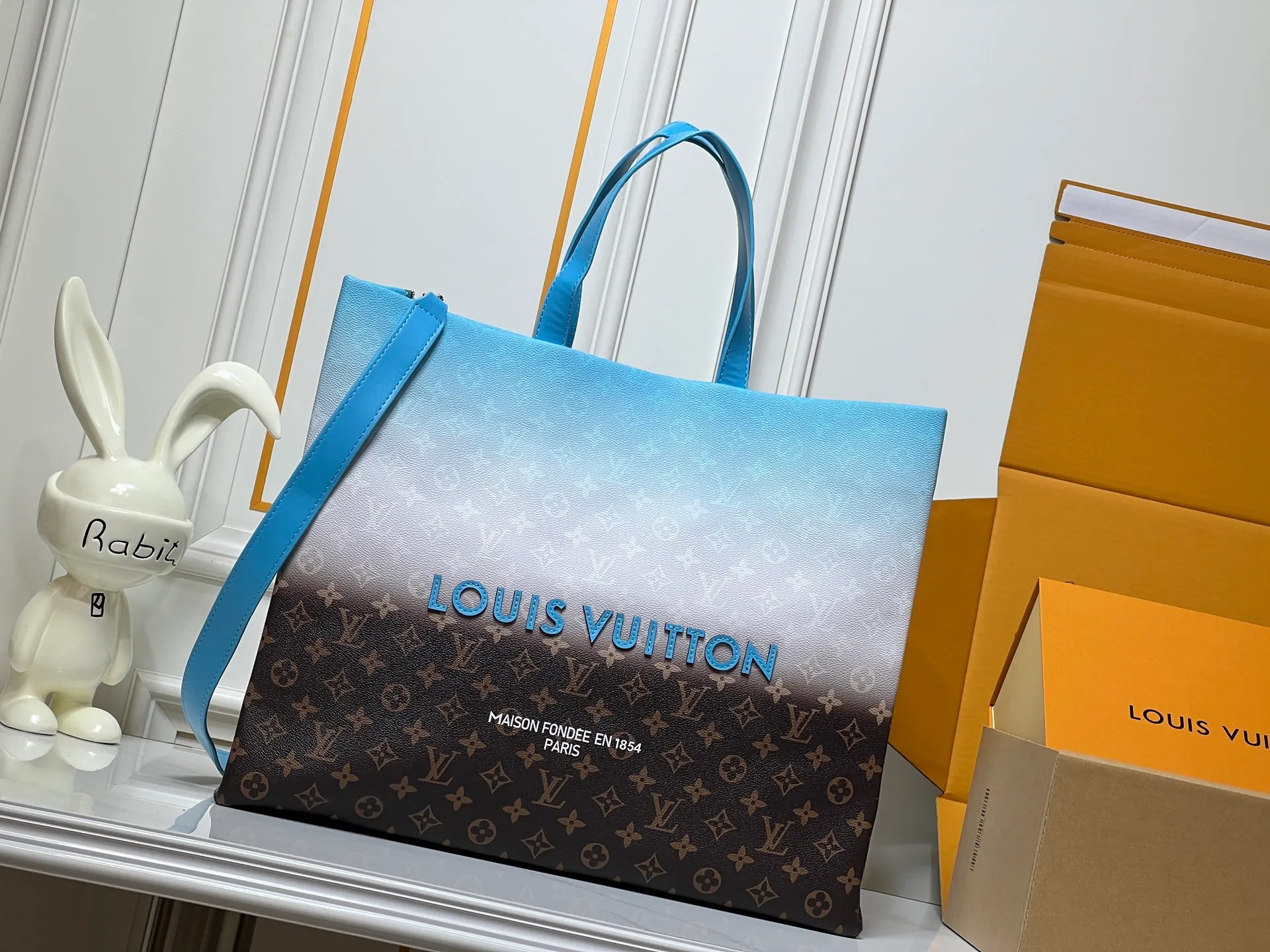 Batch 320💰M24457 gradient blue presbyopic plaid purple. Grass green pink black orange blue green gray presbyopia plaid black crocodile pattern orange crocodile pattern This medium Shopper bag is inspired by the Louis Vuitton shopping bag, with the words Louis Vuitton and Maison Fondée En 1854 written in soft calfskin, with top handles and a detachable shoulder strap. Dimensions: 42x34x16cm