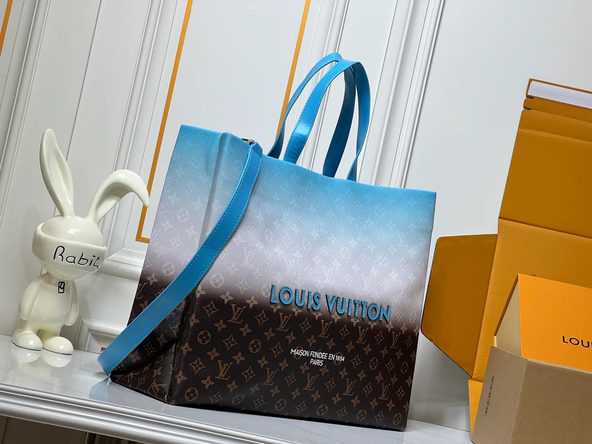 Batch 320💰M24457 gradient blue presbyopic plaid purple. Grass green pink black orange blue green gray presbyopia plaid black crocodile pattern orange crocodile pattern This medium Shopper bag is inspired by the Louis Vuitton shopping bag, with the words Louis Vuitton and Maison Fondée En 1854 written in soft calfskin, with top handles and a detachable shoulder strap. Dimensions: 42x34x16cm
