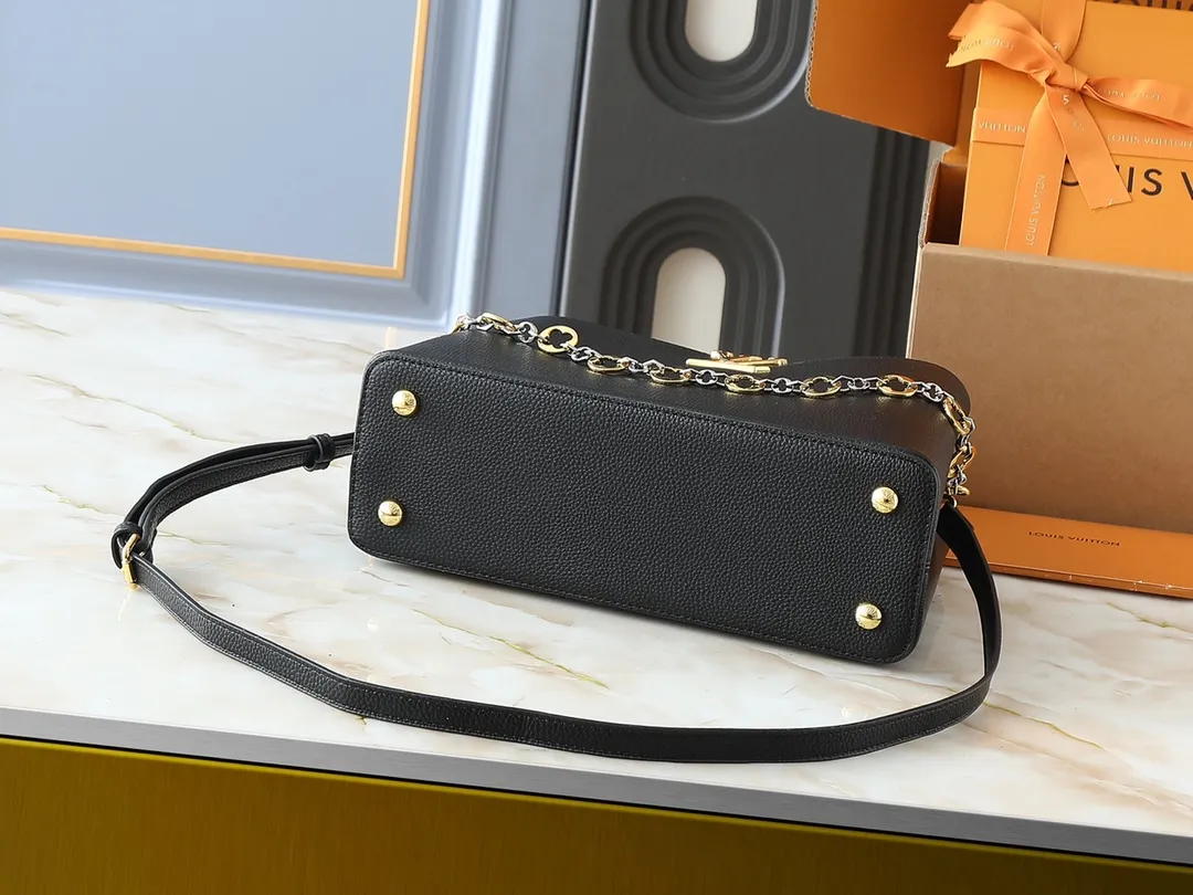💰420💰Guangzhou goods Upgraded original M12935 M12936 M12937 M12938 This Capucines medium handbag is from the Chain On You series, using Taurillon cow leather to focus on the brand's ingenuity and fine craftsmanship. The jewelry-style double-plated chain is embellished with Monogram flowers, while rounded LV letters and hardware add sophisticated touches. Whether worn cross-body, hand-carried or shoulder-carried, it can display elegant style. Dimensions: 31.5 x 20.0 x 11.0 cm (length x height x width)