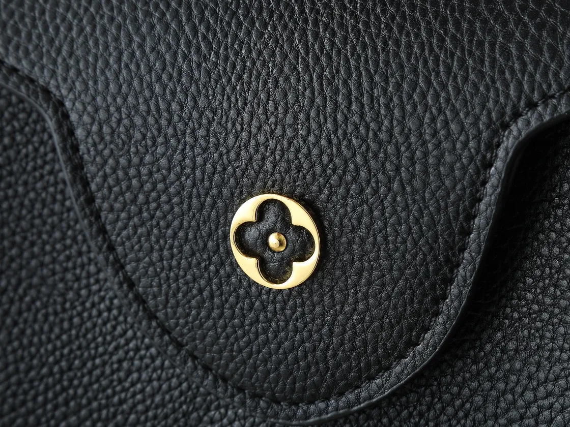 💰420💰Guangzhou goods Upgraded original M12935 M12936 M12937 M12938 This Capucines medium handbag is from the Chain On You series, using Taurillon cow leather to focus on the brand's ingenuity and fine craftsmanship. The jewelry-style double-plated chain is embellished with Monogram flowers, while rounded LV letters and hardware add sophisticated touches. Whether worn cross-body, hand-carried or shoulder-carried, it can display elegant style. Dimensions: 31.5 x 20.0 x 11.0 cm (length x height x width)
