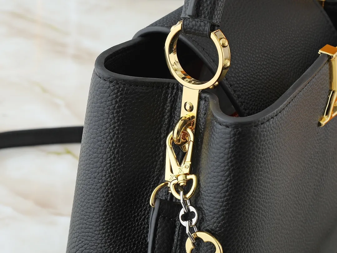 💰420💰Guangzhou goods Upgraded original M12935 M12936 M12937 M12938 This Capucines medium handbag is from the Chain On You series, using Taurillon cow leather to focus on the brand's ingenuity and fine craftsmanship. The jewelry-style double-plated chain is embellished with Monogram flowers, while rounded LV letters and hardware add sophisticated touches. Whether worn cross-body, hand-carried or shoulder-carried, it can display elegant style. Dimensions: 31.5 x 20.0 x 11.0 cm (length x height x width)