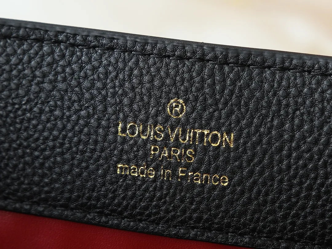💰420💰Guangzhou goods Upgraded original M12935 M12936 M12937 M12938 This Capucines medium handbag is from the Chain On You series, using Taurillon cow leather to focus on the brand's ingenuity and fine craftsmanship. The jewelry-style double-plated chain is embellished with Monogram flowers, while rounded LV letters and hardware add sophisticated touches. Whether worn cross-body, hand-carried or shoulder-carried, it can display elegant style. Dimensions: 31.5 x 20.0 x 11.0 cm (length x height x width)