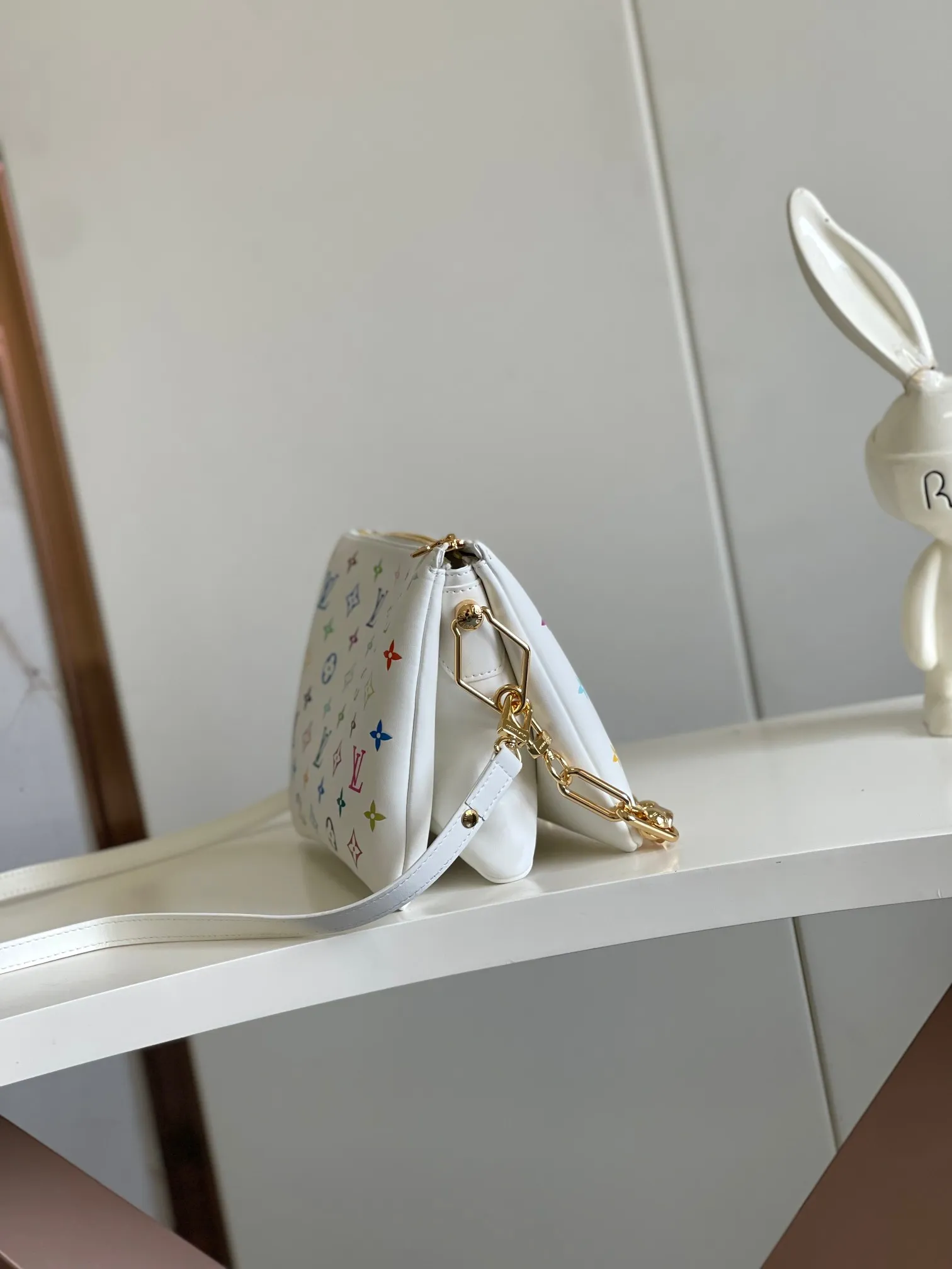 💰1300 (top-grain leather) top-quality original 163 chip M13233 This small Coussin handbag is from the Louis Vuitton The rugged metal chain and detachable leather shoulder strap allow for a variety of carrying options. 20 x 12 x 26 cm (height x width x length)950