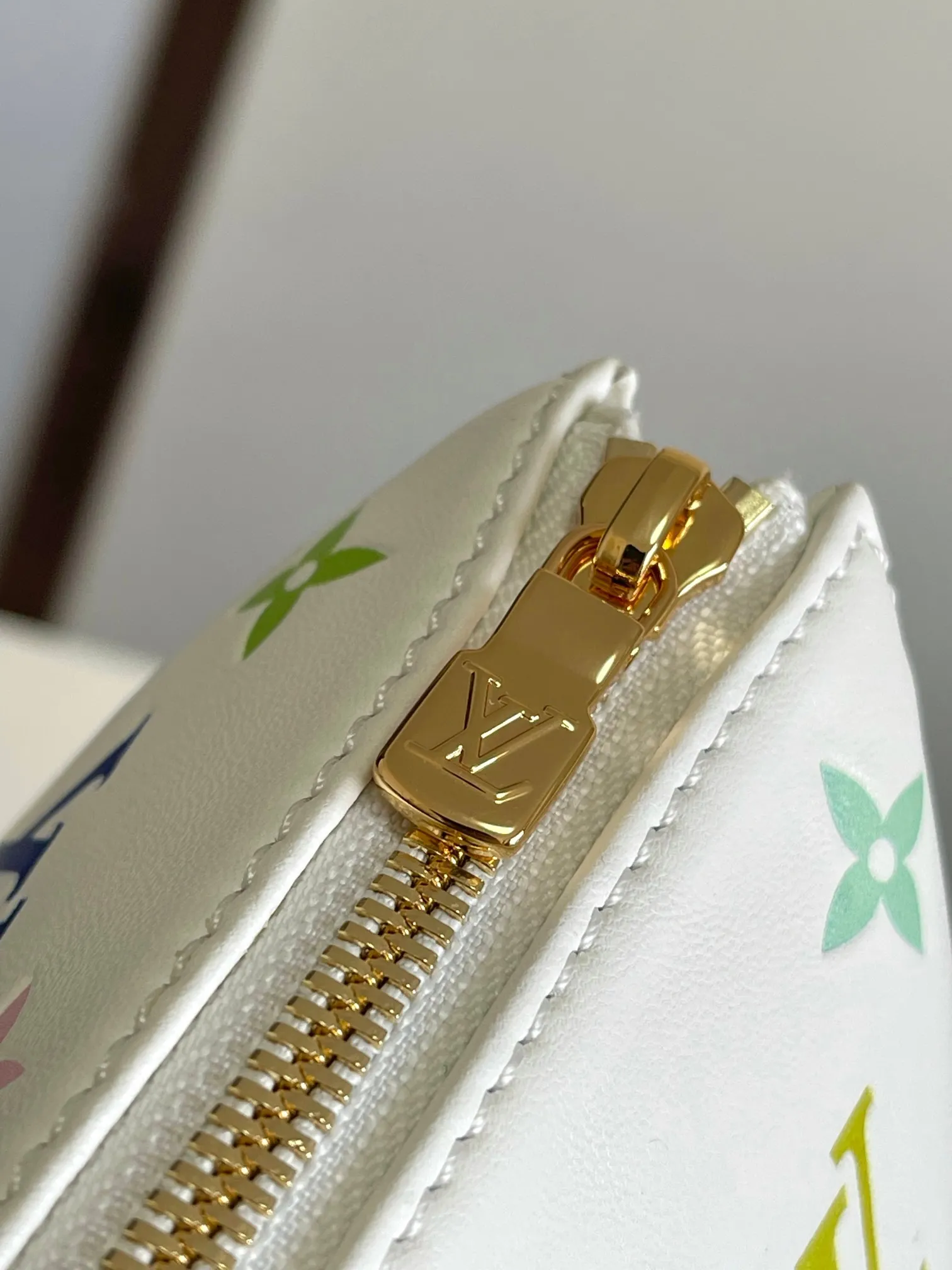 💰1300 (top-grain leather) top-quality original 163 chip M13233 This small Coussin handbag is from the Louis Vuitton The rugged metal chain and detachable leather shoulder strap allow for a variety of carrying options. 20 x 12 x 26 cm (height x width x length)950