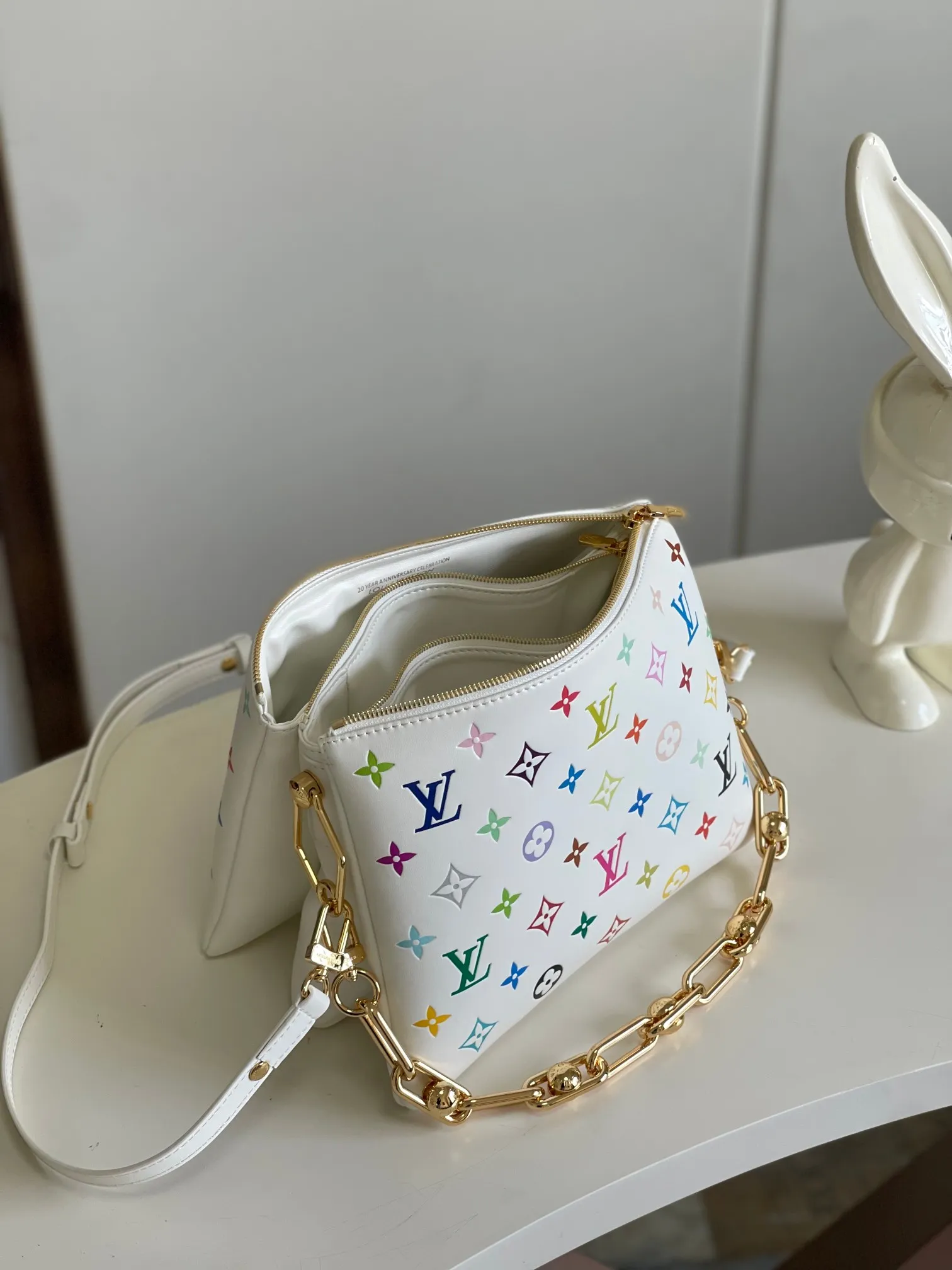 💰1300 (top-grain leather) top-quality original 163 chip M13233 This small Coussin handbag is from the Louis Vuitton The rugged metal chain and detachable leather shoulder strap allow for a variety of carrying options. 20 x 12 x 26 cm (height x width x length)950