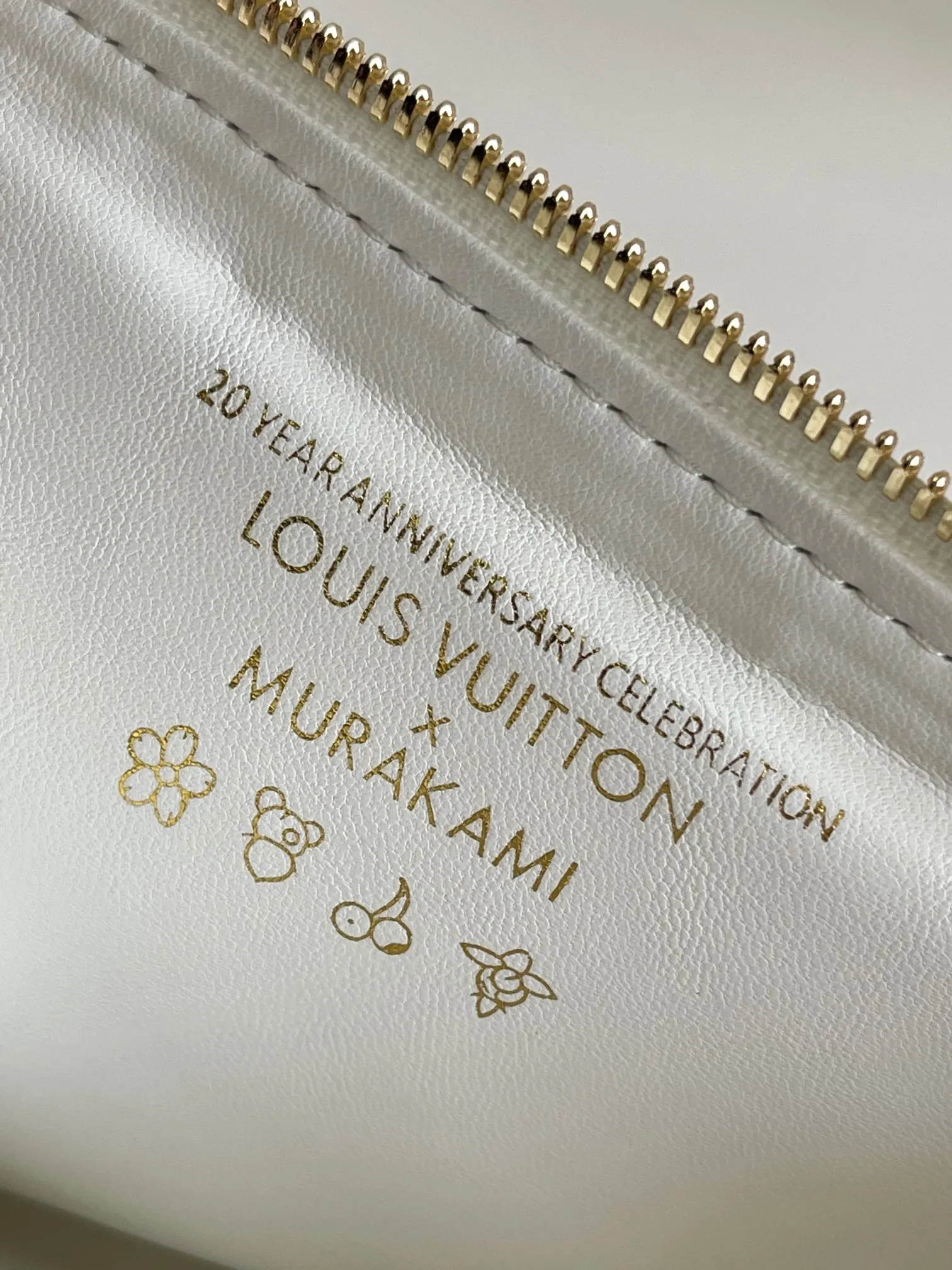 💰1300 (top-grain leather) top-quality original 163 chip M13233 This small Coussin handbag is from the Louis Vuitton The rugged metal chain and detachable leather shoulder strap allow for a variety of carrying options. 20 x 12 x 26 cm (height x width x length)950