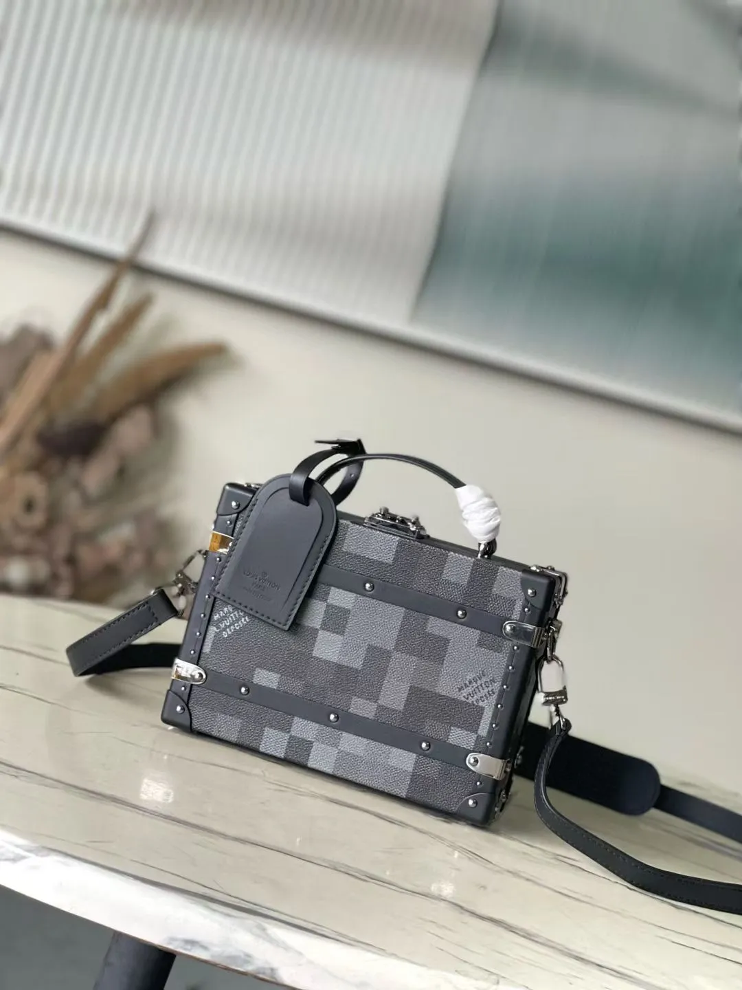 💰1800 (Steel Hardware) Top Original N11118 Black Check This Handle Trunk handbag is made of Damoflage Black canvas, which vividly reproduces the pixel style Damier pattern written by arrell Williams. The compact structure is integrated into the monochromatic design, releasing cool vitality while being sophisticated. The top handle and removable and adjustable leather shoulder strap allow for flexible carrying. 16.5 x 8 x 24 cm (height x width x length)