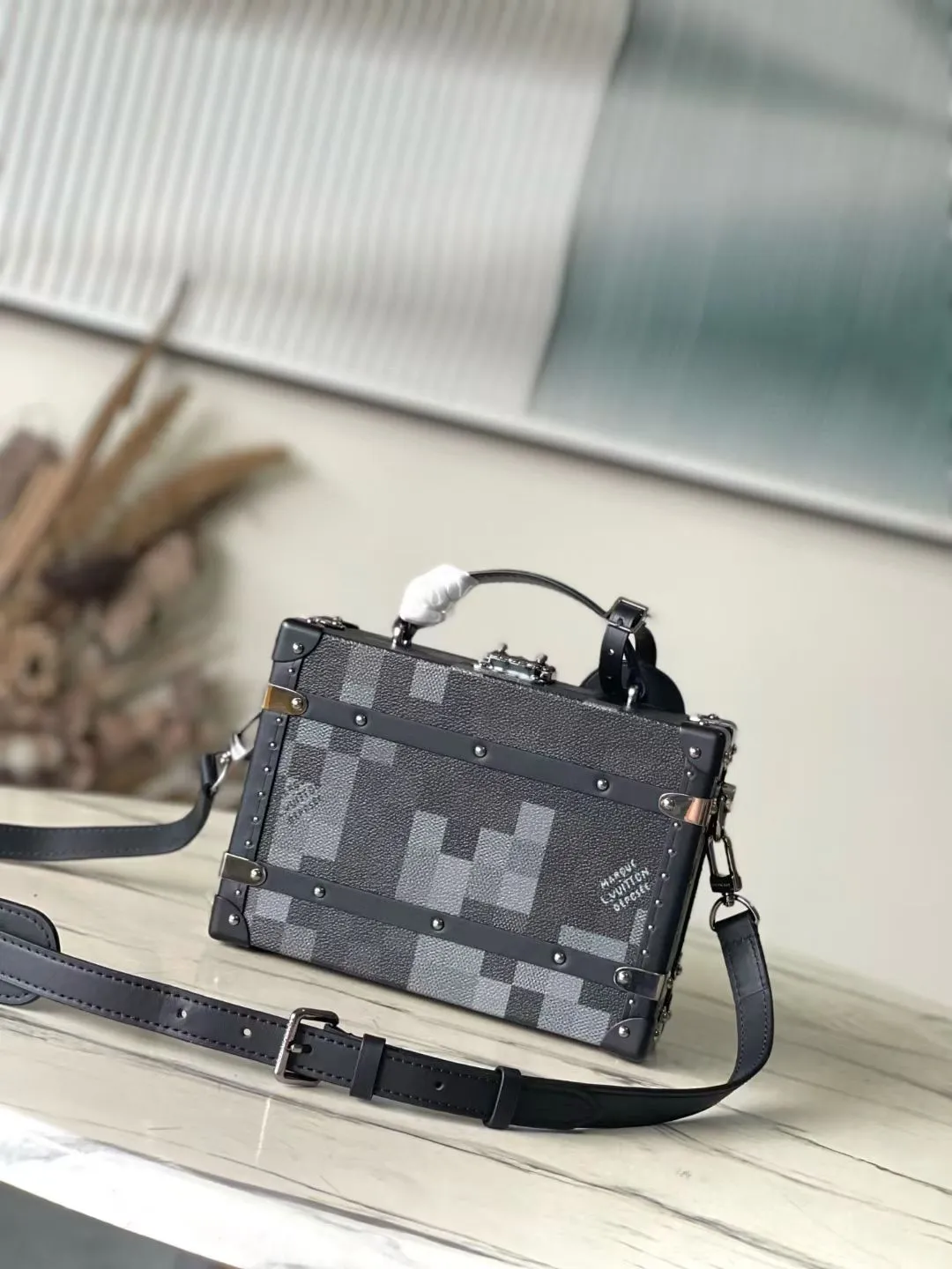 💰1800 (Steel Hardware) Top Original N11118 Black Check This Handle Trunk handbag is made of Damoflage Black canvas, which vividly reproduces the pixel style Damier pattern written by arrell Williams. The compact structure is integrated into the monochromatic design, releasing cool vitality while being sophisticated. The top handle and removable and adjustable leather shoulder strap allow for flexible carrying. 16.5 x 8 x 24 cm (height x width x length)