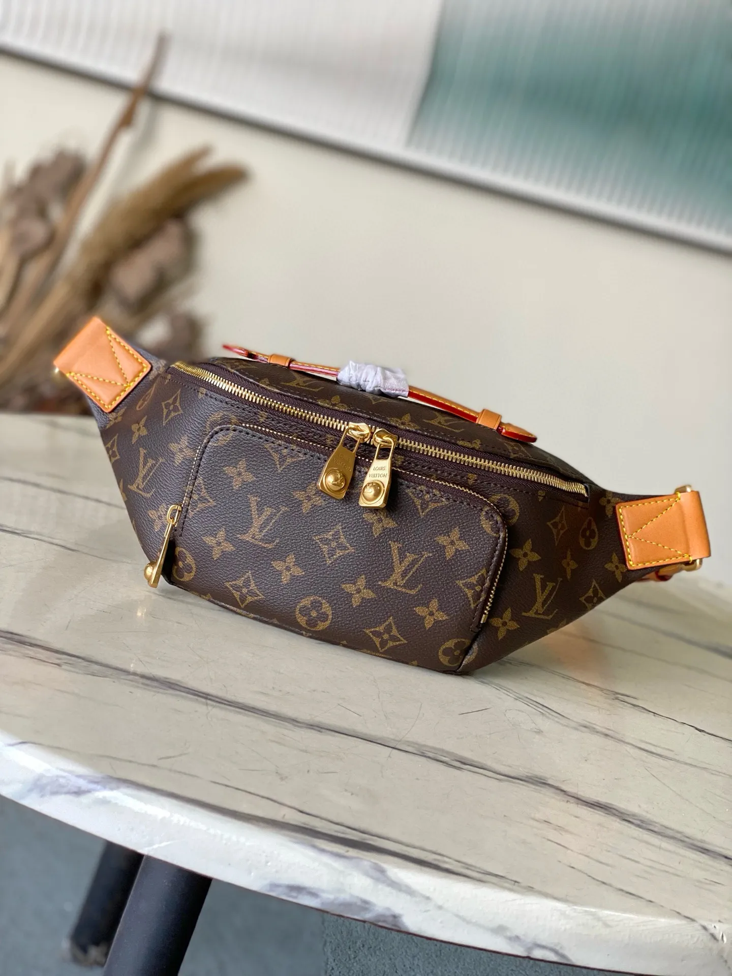 💰1000 Top Original Order M14019 This Rush waist bag is made of soft Monogram canvas, combining functional considerations with trendy style. A beaded zipper pull opens the zippered front pocket to securely store your phone, keys and cards. A zippered main compartment provides shelter for daily essentials, while an adjustable strap and top leather handle add carrying options. Dimensions: 30 × 15 × 8 cm