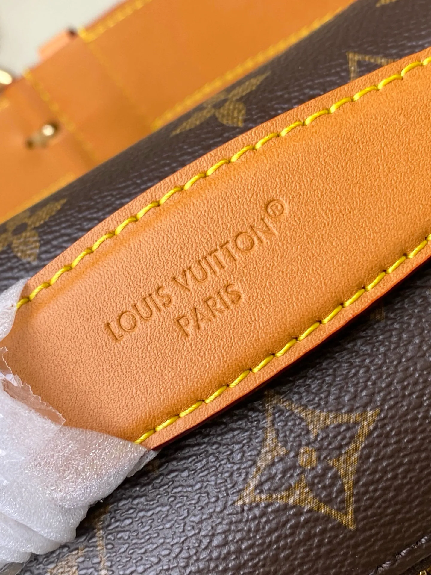 💰1000 Top Original Order M14019 This Rush waist bag is made of soft Monogram canvas, combining functional considerations with trendy style. A beaded zipper pull opens the zippered front pocket to securely store your phone, keys and cards. A zippered main compartment provides shelter for daily essentials, while an adjustable strap and top leather handle add carrying options. Dimensions: 30 × 15 × 8 cm