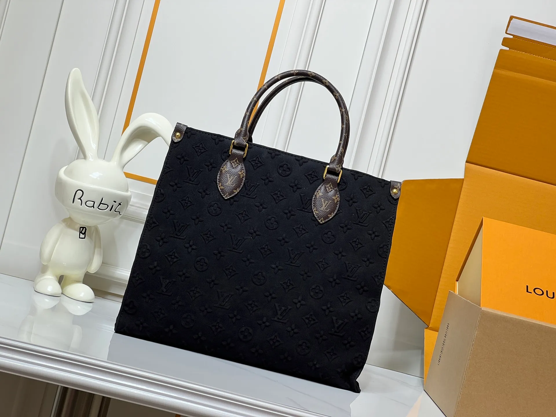 Batch 320💰Upgraded original M45039 This black matte jacquard OnTheGo medium handbag is made of Monogram and Monogram Reverse canvas, with the Monogram Giant pattern embellished on it. The Toron handle and the jacquard textured shoulder strap decorated with the brand's logo create a visual contrast, and the detachable coin bag is suitable for storing change or small items. It combines fashionable charm with various functions, making it a good daily companion. 32.0 x 27.0 x 14 cm (length x height x width)