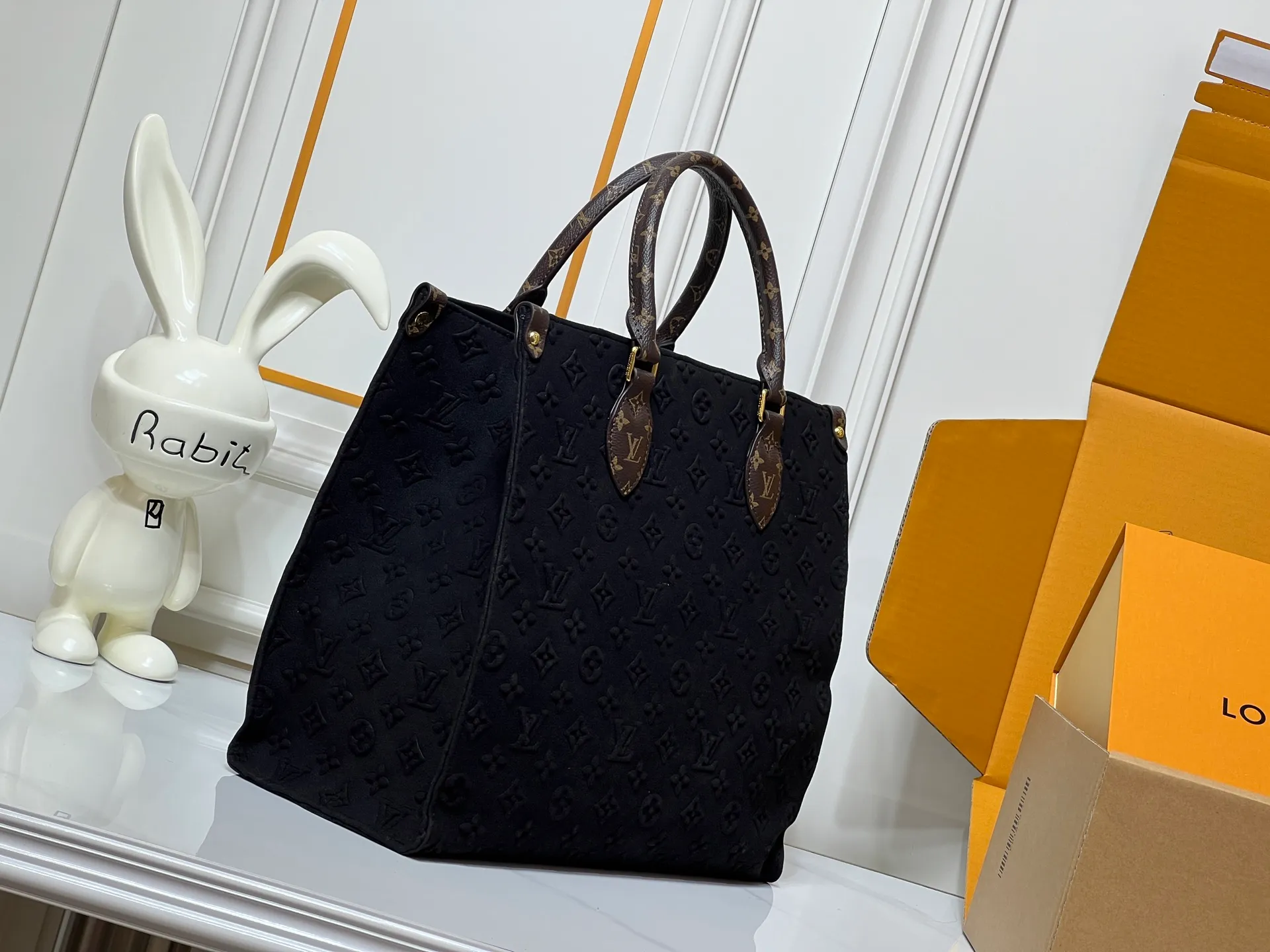 Batch 320💰Upgraded original M45039 This black matte jacquard OnTheGo medium handbag is made of Monogram and Monogram Reverse canvas, with the Monogram Giant pattern embellished on it. The Toron handle and the jacquard textured shoulder strap decorated with the brand's logo create a visual contrast, and the detachable coin bag is suitable for storing change or small items. It combines fashionable charm with various functions, making it a good daily companion. 32.0 x 27.0 x 14 cm (length x height x width)