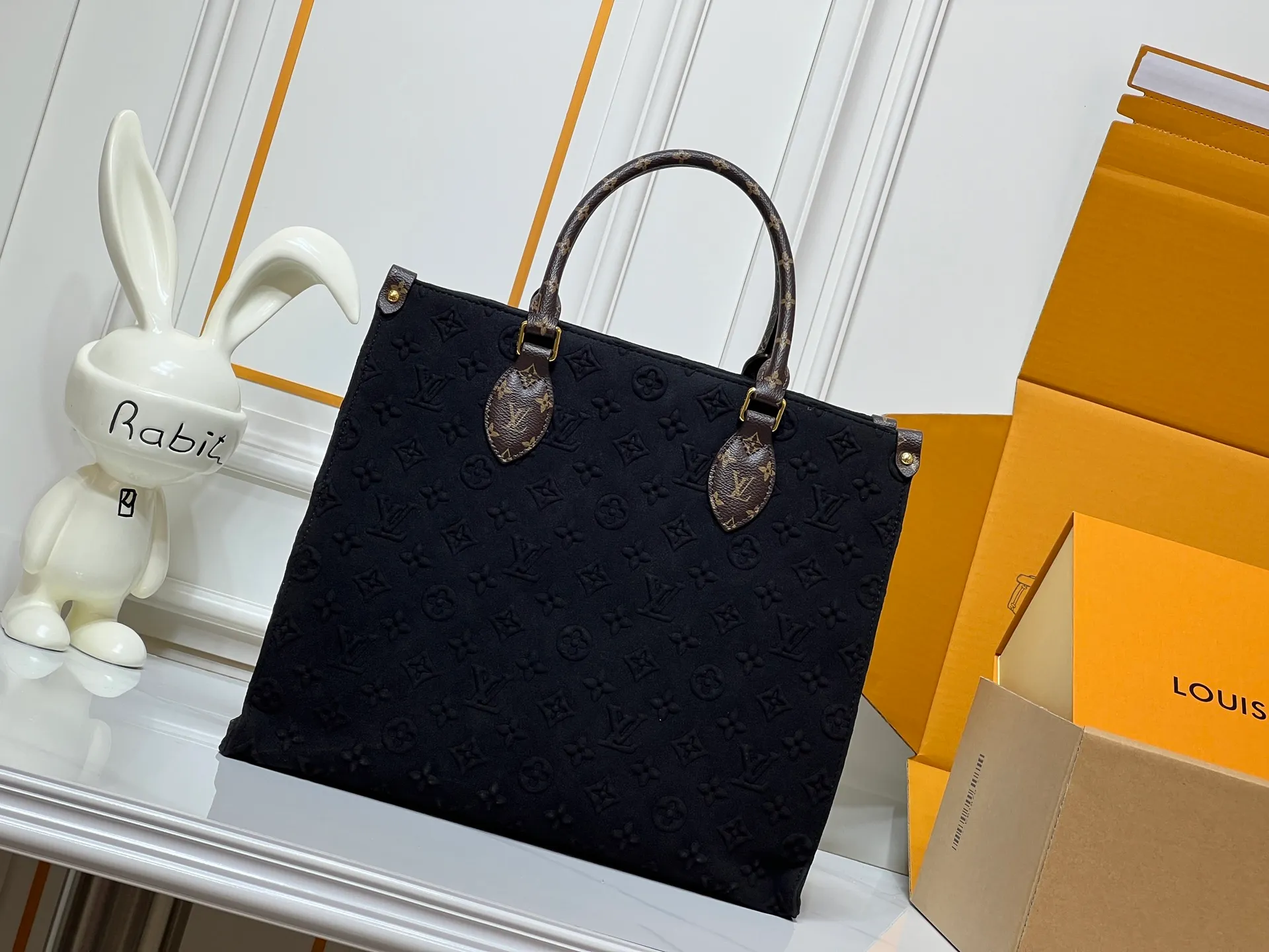 Batch 320💰Upgraded original M45039 This black matte jacquard OnTheGo medium handbag is made of Monogram and Monogram Reverse canvas, with the Monogram Giant pattern embellished on it. The Toron handle and the jacquard textured shoulder strap decorated with the brand's logo create a visual contrast, and the detachable coin bag is suitable for storing change or small items. It combines fashionable charm with various functions, making it a good daily companion. 32.0 x 27.0 x 14 cm (length x height x width)