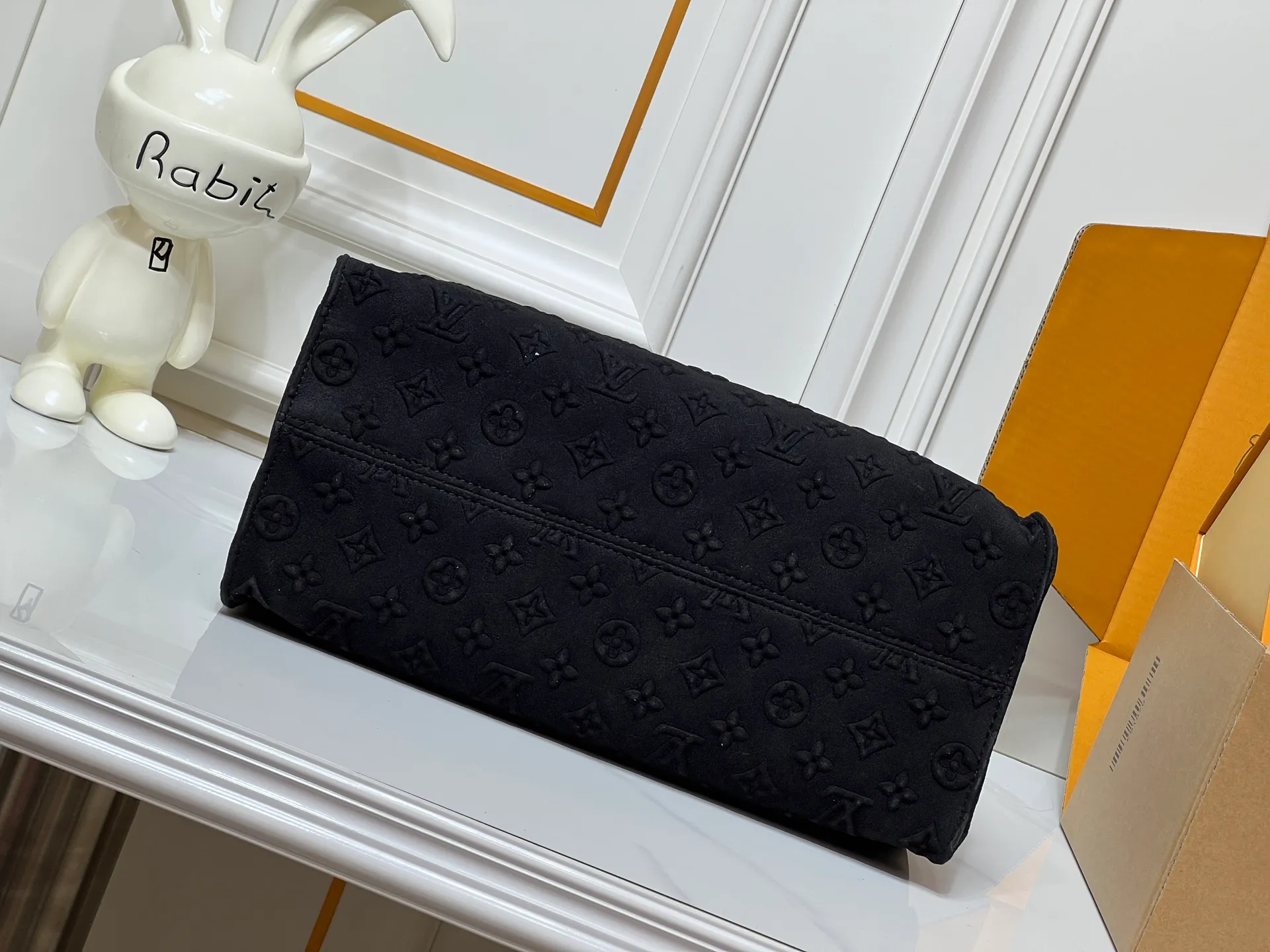 Batch 320💰Upgraded original M45039 This black matte jacquard OnTheGo medium handbag is made of Monogram and Monogram Reverse canvas, with the Monogram Giant pattern embellished on it. The Toron handle and the jacquard textured shoulder strap decorated with the brand's logo create a visual contrast, and the detachable coin bag is suitable for storing change or small items. It combines fashionable charm with various functions, making it a good daily companion. 32.0 x 27.0 x 14 cm (length x height x width)