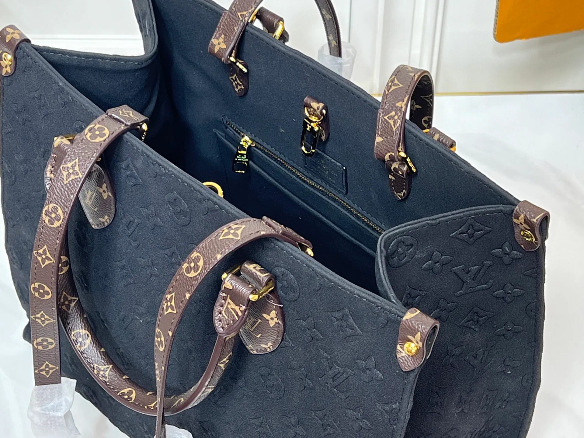Batch 320💰Upgraded original M45039 This black matte jacquard OnTheGo medium handbag is made of Monogram and Monogram Reverse canvas, with the Monogram Giant pattern embellished on it. The Toron handle and the jacquard textured shoulder strap decorated with the brand's logo create a visual contrast, and the detachable coin bag is suitable for storing change or small items. It combines fashionable charm with various functions, making it a good daily companion. 32.0 x 27.0 x 14 cm (length x height x width)
