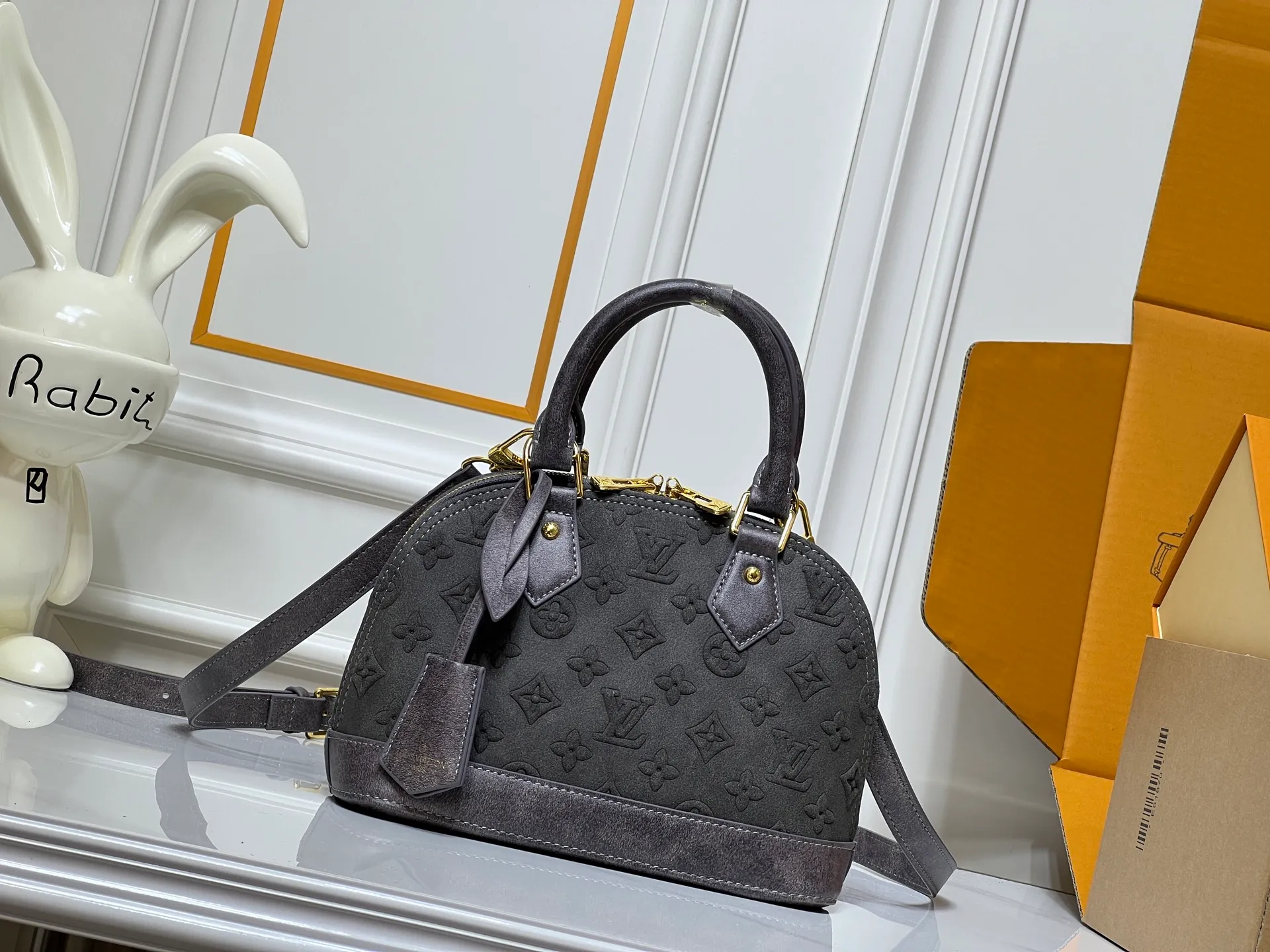 Batch 300💰 Black embossed Caramel embossed Gray embossed M53152 M90611 M82717 Louis Vuitton's iconic handbag, one of the most structured and structured. Its prototype is a piece designed by Gaston Vuitton and named after the Alma Bridge, which connects two adjacent fashionable districts in Paris. Signature Monogram canvas gives it a classic feel. Dimensions: 25 x 19 x 12 cm (length x height x width)