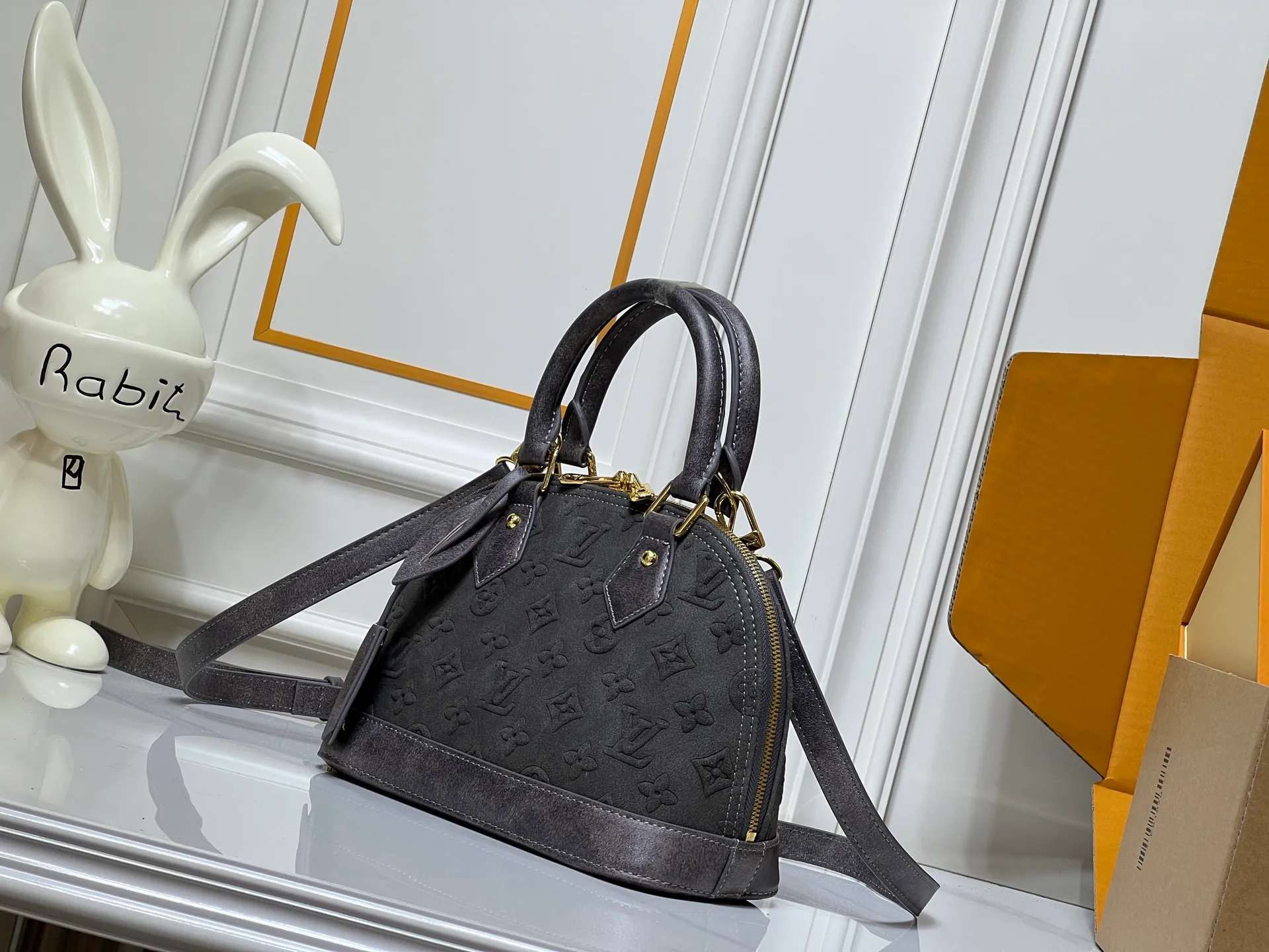 Batch 300💰 Black embossed Caramel embossed Gray embossed M53152 M90611 M82717 Louis Vuitton's iconic handbag, one of the most structured and structured. Its prototype is a piece designed by Gaston Vuitton and named after the Alma Bridge, which connects two adjacent fashionable districts in Paris. Signature Monogram canvas gives it a classic feel. Dimensions: 25 x 19 x 12 cm (length x height x width)