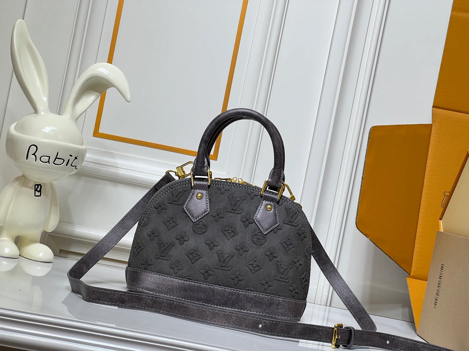 Batch 300💰 Black embossed Caramel embossed Gray embossed M53152 M90611 M82717 Louis Vuitton's iconic handbag, one of the most structured and structured. Its prototype is a piece designed by Gaston Vuitton and named after the Alma Bridge, which connects two adjacent fashionable districts in Paris. Signature Monogram canvas gives it a classic feel. Dimensions: 25 x 19 x 12 cm (length x height x width)