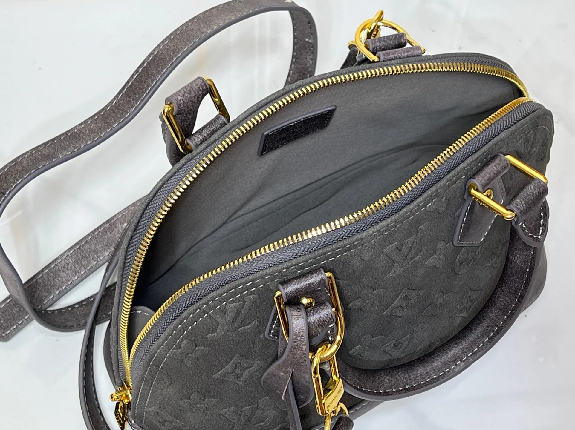 Batch 300💰 Black embossed Caramel embossed Gray embossed M53152 M90611 M82717 Louis Vuitton's iconic handbag, one of the most structured and structured. Its prototype is a piece designed by Gaston Vuitton and named after the Alma Bridge, which connects two adjacent fashionable districts in Paris. Signature Monogram canvas gives it a classic feel. Dimensions: 25 x 19 x 12 cm (length x height x width)
