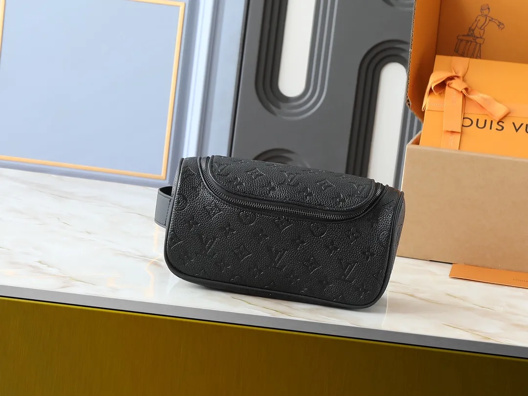 💰200💰Upgraded from the original M11510. This toiletry bag is made of Damier Graphite canvas, which has a rugged feel. The practical elastic lining keeps the bottle upright. Dimensions: 20 x 9.3 x 28 cm (height x width x length)