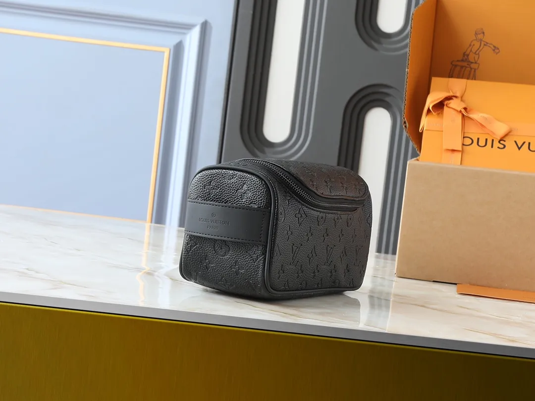 💰200💰Upgraded from the original M11510. This toiletry bag is made of Damier Graphite canvas, which has a rugged feel. The practical elastic lining keeps the bottle upright. Dimensions: 20 x 9.3 x 28 cm (height x width x length)