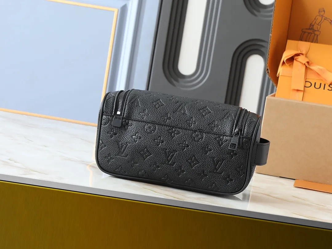 💰200💰Upgraded from the original M11510. This toiletry bag is made of Damier Graphite canvas, which has a rugged feel. The practical elastic lining keeps the bottle upright. Dimensions: 20 x 9.3 x 28 cm (height x width x length)