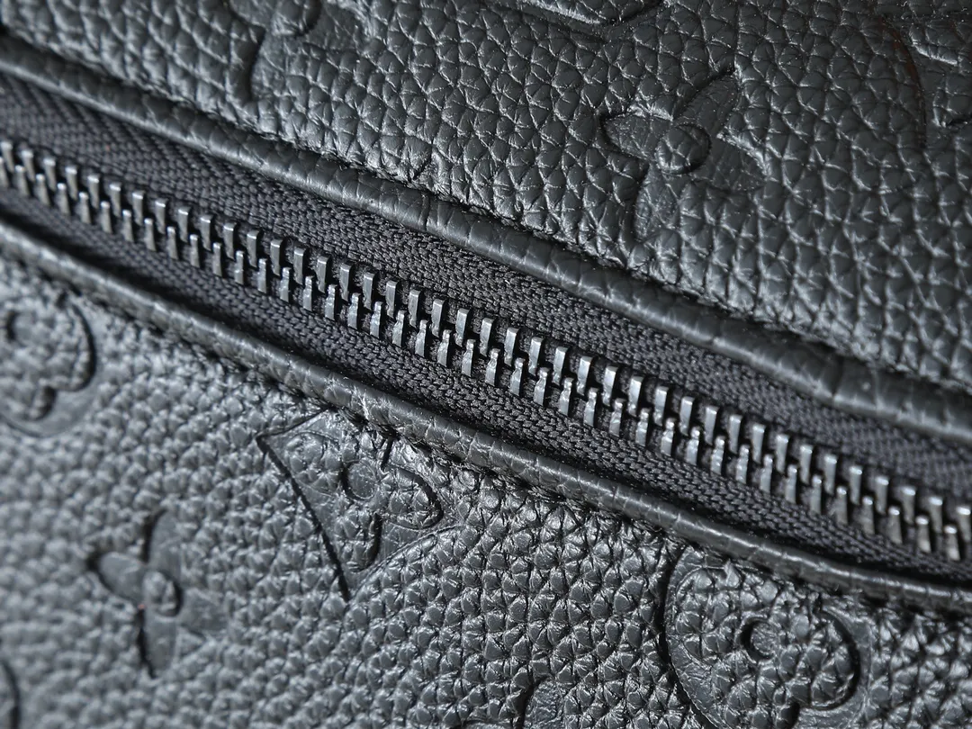 💰200💰Upgraded from the original M11510. This toiletry bag is made of Damier Graphite canvas, which has a rugged feel. The practical elastic lining keeps the bottle upright. Dimensions: 20 x 9.3 x 28 cm (height x width x length)
