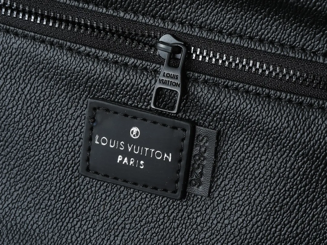 💰200💰Upgraded from the original M11510. This toiletry bag is made of Damier Graphite canvas, which has a rugged feel. The practical elastic lining keeps the bottle upright. Dimensions: 20 x 9.3 x 28 cm (height x width x length)