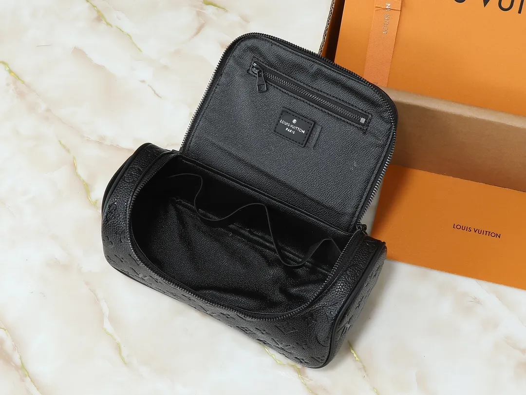 💰200💰Upgraded from the original M11510. This toiletry bag is made of Damier Graphite canvas, which has a rugged feel. The practical elastic lining keeps the bottle upright. Dimensions: 20 x 9.3 x 28 cm (height x width x length)