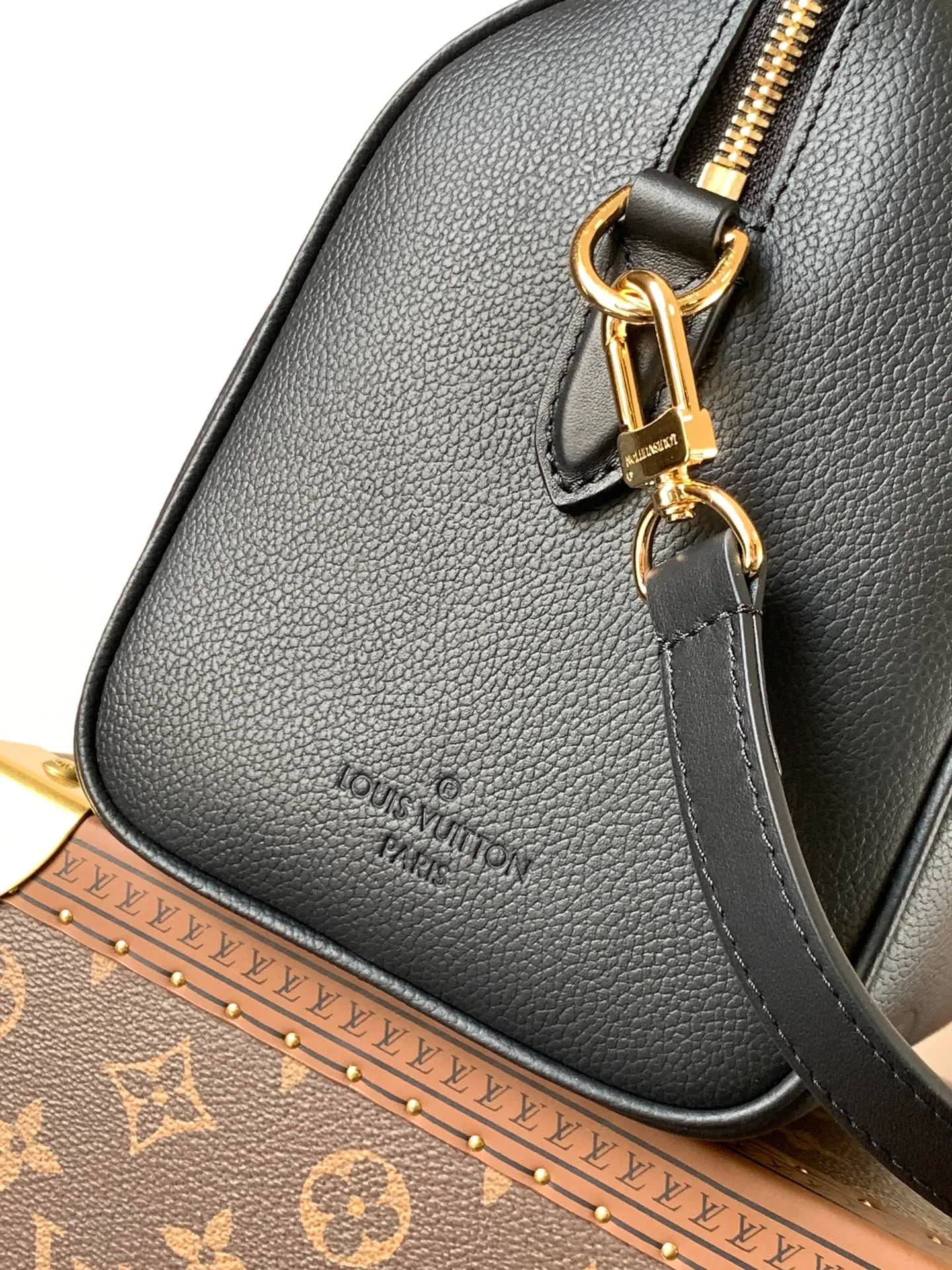 💰1180 (top layer leather) top original order, transcoding chip M58951 black M59273 apricot M14043 chocolate This seasonal version of the iconic Speedy Bandoulière 25 features Louis Vuitton’s Monogram Empreinte leather in a versatile chocolate color. It's embellished with gold-toned hardware and features a signature padlock, symbolizing Louis Vuitton's heritage and craftsmanship. The compact design fits everyday items, including makeup essentials. 25 × 19 × 15 cm (length x height x width)