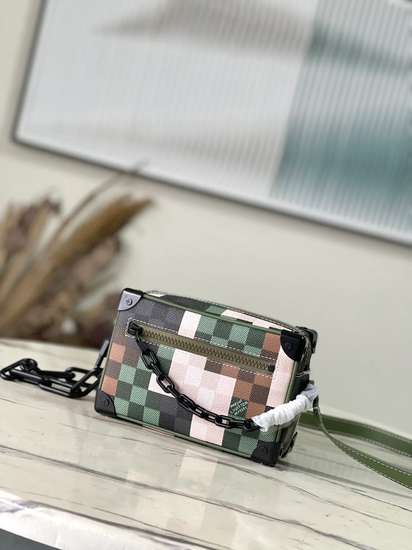 💰1080 Top Original Order M24581 Men's creative director Pharrell Williams inherited Virgil Abloh's creative concept of renewing Louis Vuitton's iconic elements and used Damoflage coated canvas to create this Mini Soft Trunk handbag. The iconic Damier pattern is transformed into a pixel-effect camouflage print, showing the harmony between the brand's classic heritage and the designer's personal style. Dimensions: 18.5 × 13 × 8 cm