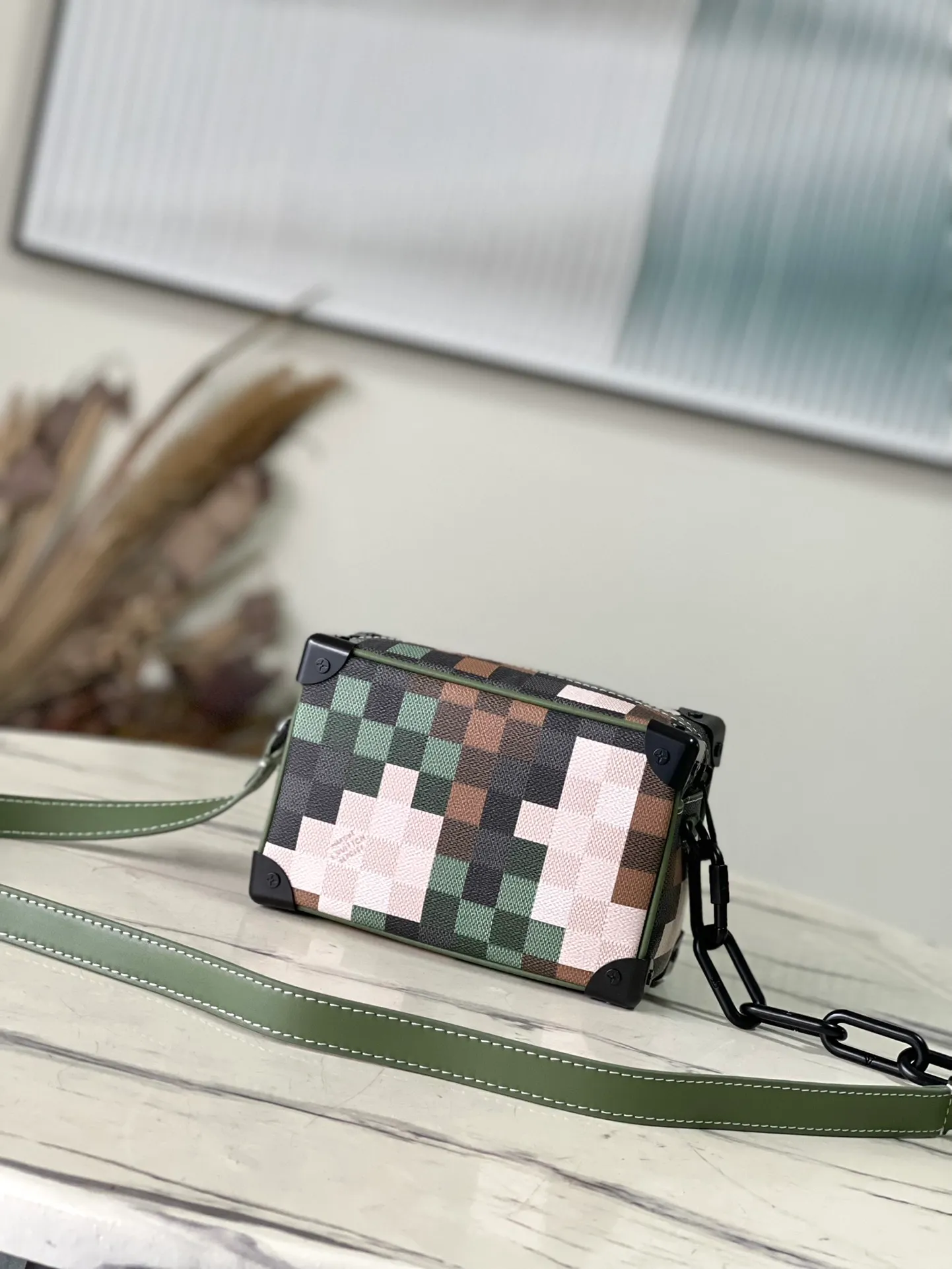 💰1080 Top Original Order M24581 Men's creative director Pharrell Williams inherited Virgil Abloh's creative concept of renewing Louis Vuitton's iconic elements and used Damoflage coated canvas to create this Mini Soft Trunk handbag. The iconic Damier pattern is transformed into a pixel-effect camouflage print, showing the harmony between the brand's classic heritage and the designer's personal style. Dimensions: 18.5 × 13 × 8 cm