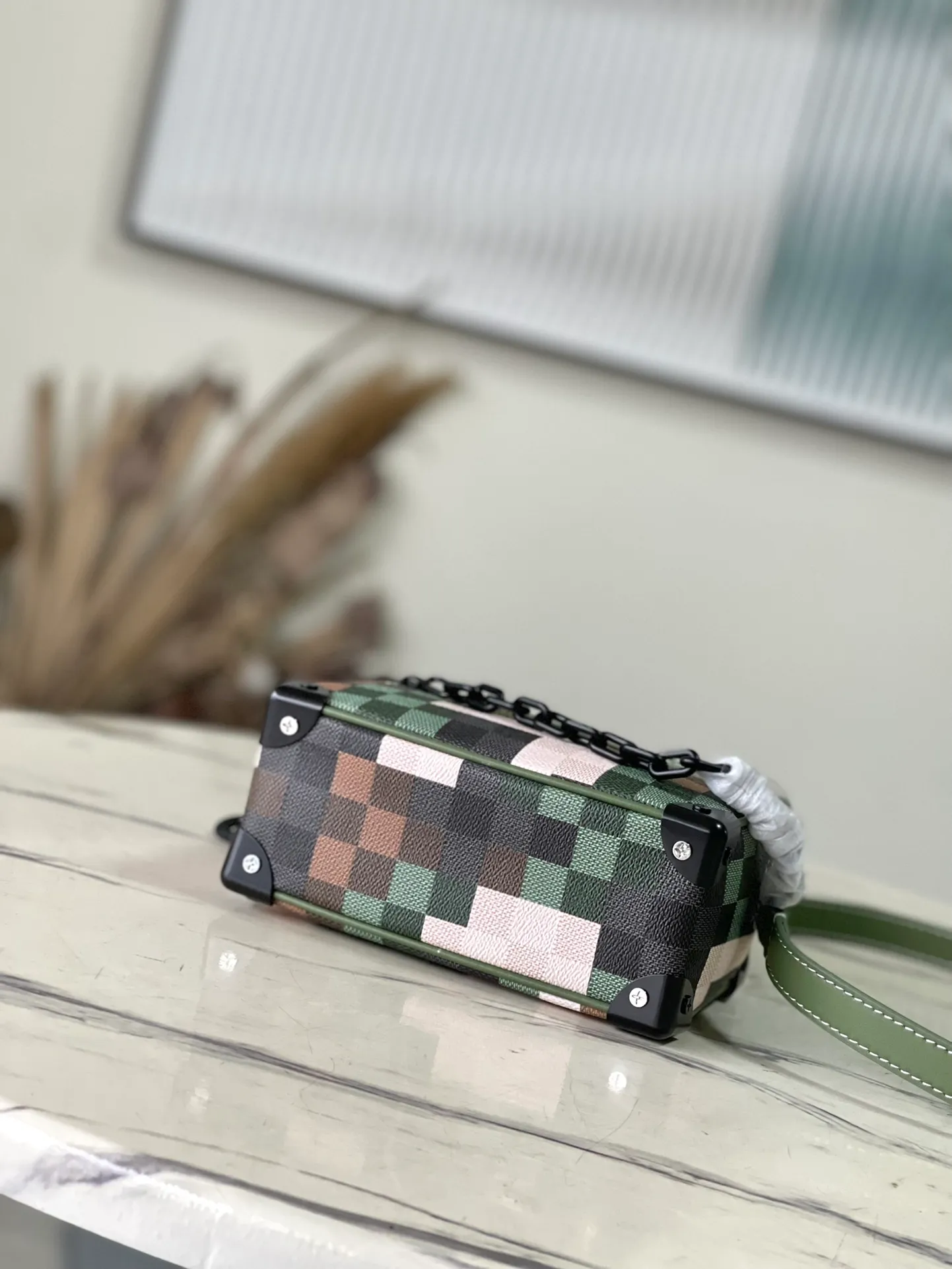 💰1080 Top Original Order M24581 Men's creative director Pharrell Williams inherited Virgil Abloh's creative concept of renewing Louis Vuitton's iconic elements and used Damoflage coated canvas to create this Mini Soft Trunk handbag. The iconic Damier pattern is transformed into a pixel-effect camouflage print, showing the harmony between the brand's classic heritage and the designer's personal style. Dimensions: 18.5 × 13 × 8 cm